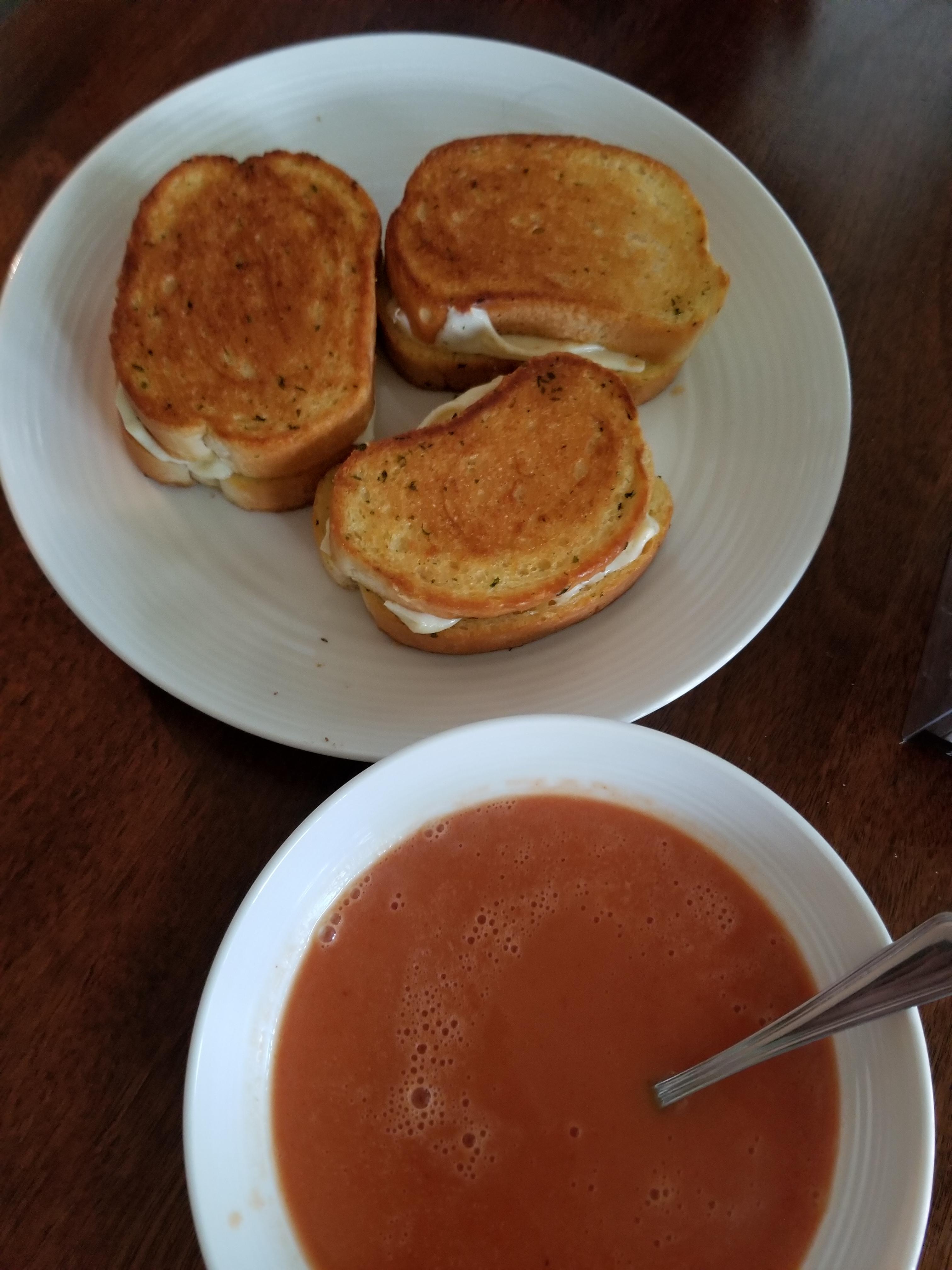 Texas toast grilled cheese w tomato basil soup r/grilledcheese