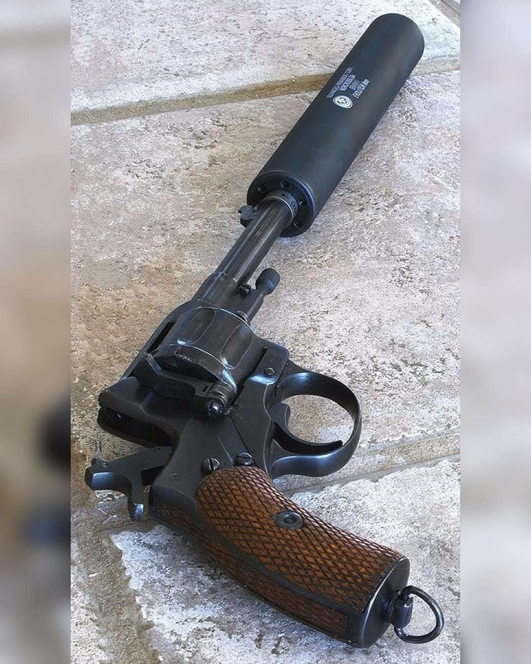 Nagant revolver with supressor r/GunPorn