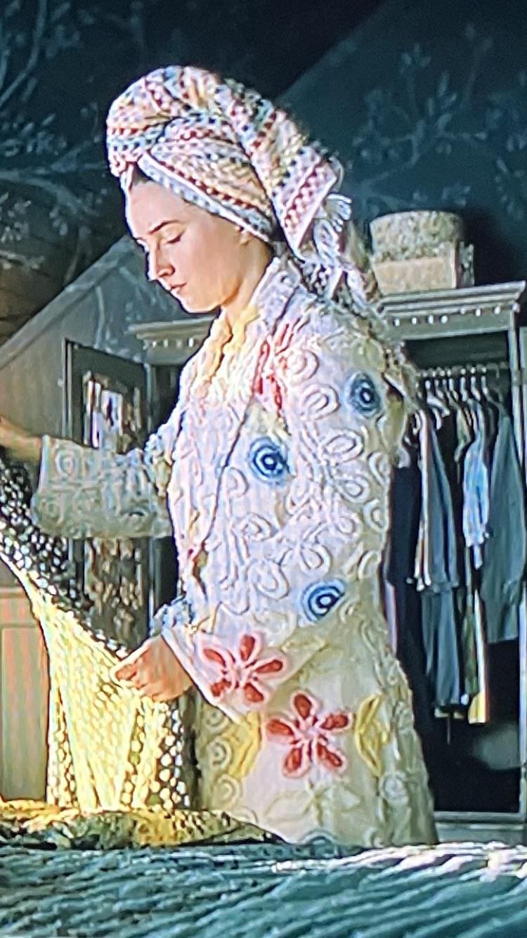 What type of robe is this? Any recs on places that sell similar looking