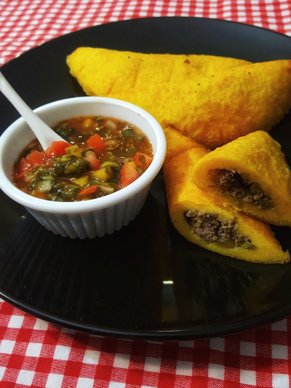 [Pro/chef] Colombian beef empanadas with pico de gallo r/food