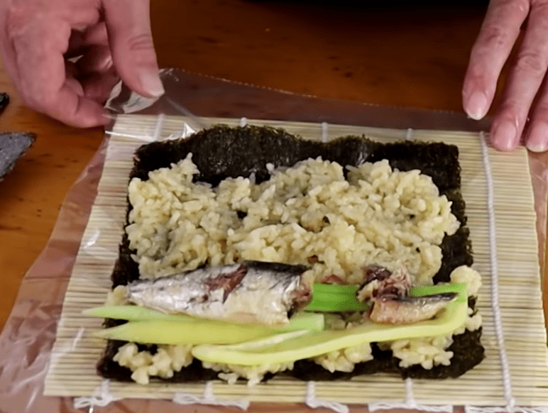 Canned oily fish sushi r/shittyfoodporn