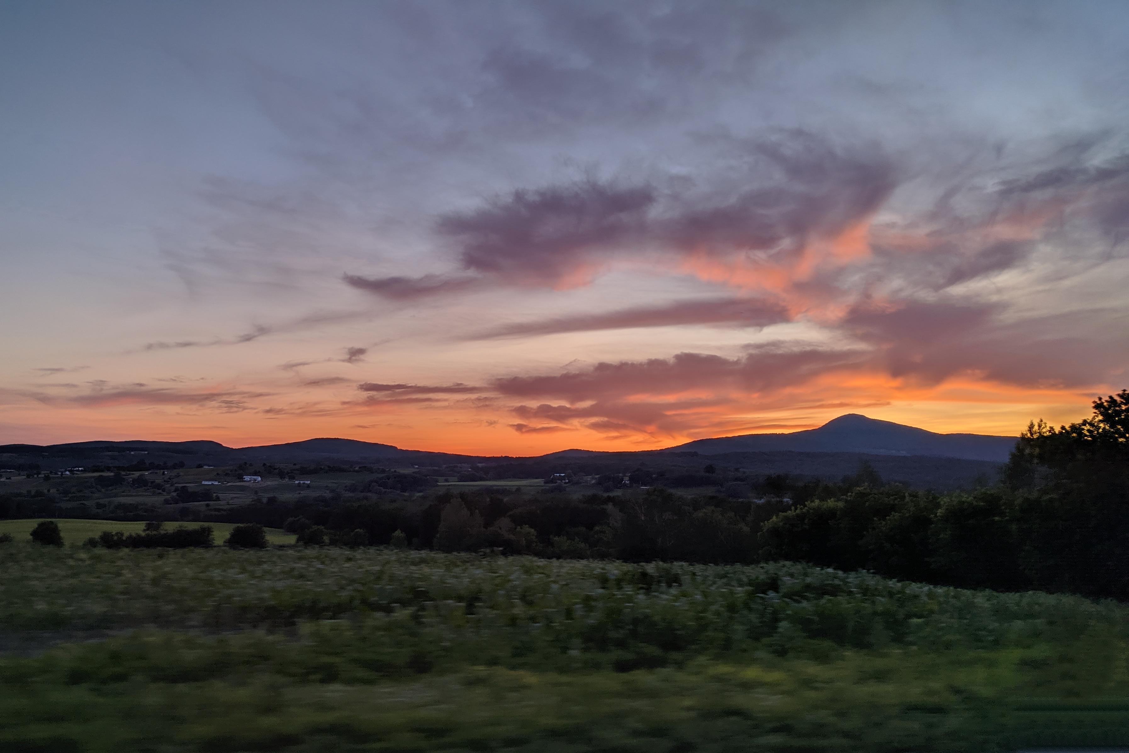 Caught this on my way to Canada. Richford, VT [OC] 3588x2392 r/EarthPorn