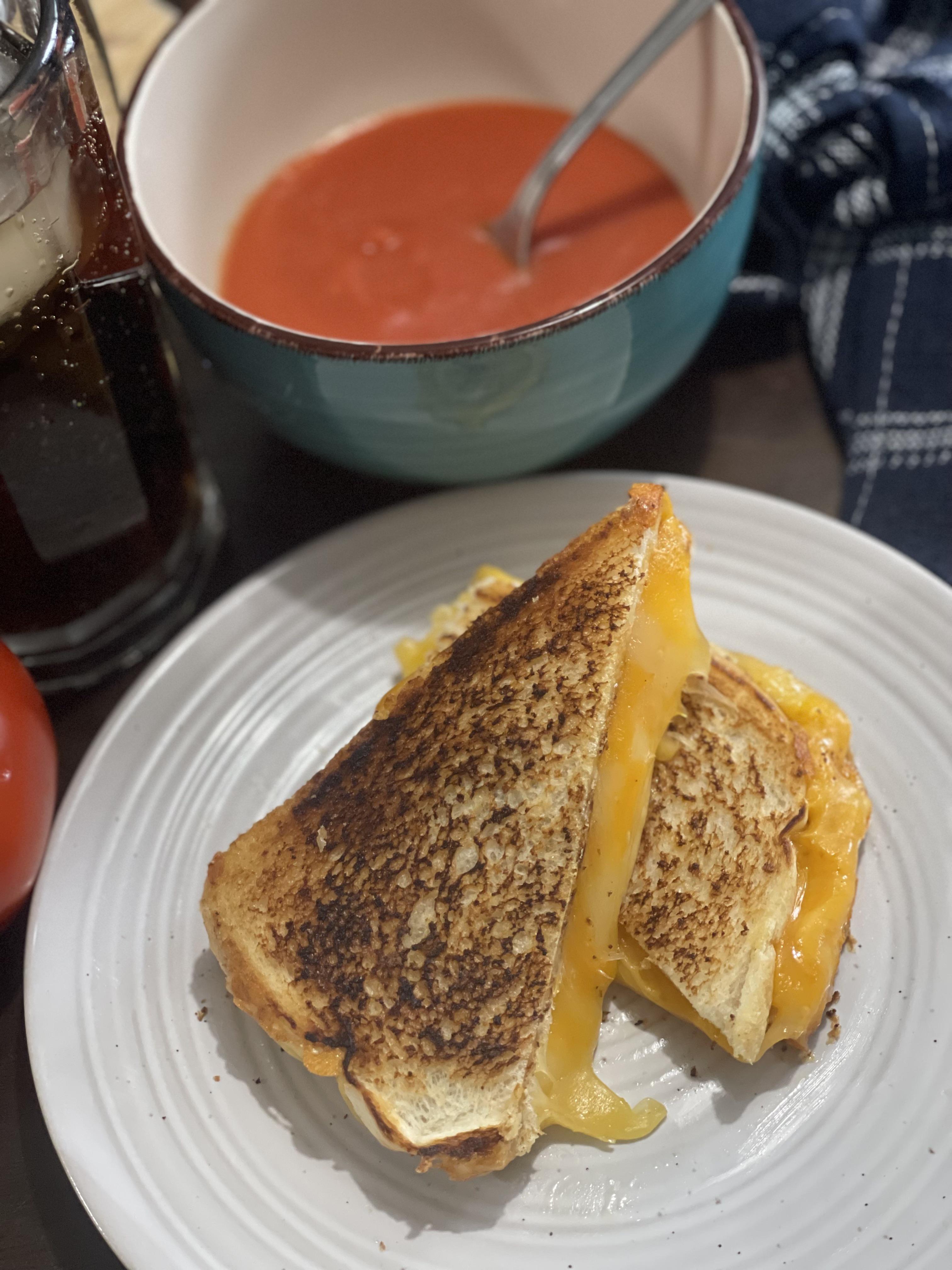 Grilled Cheese and Tomato soup always makes me happy. 😊 r/FoodPorn