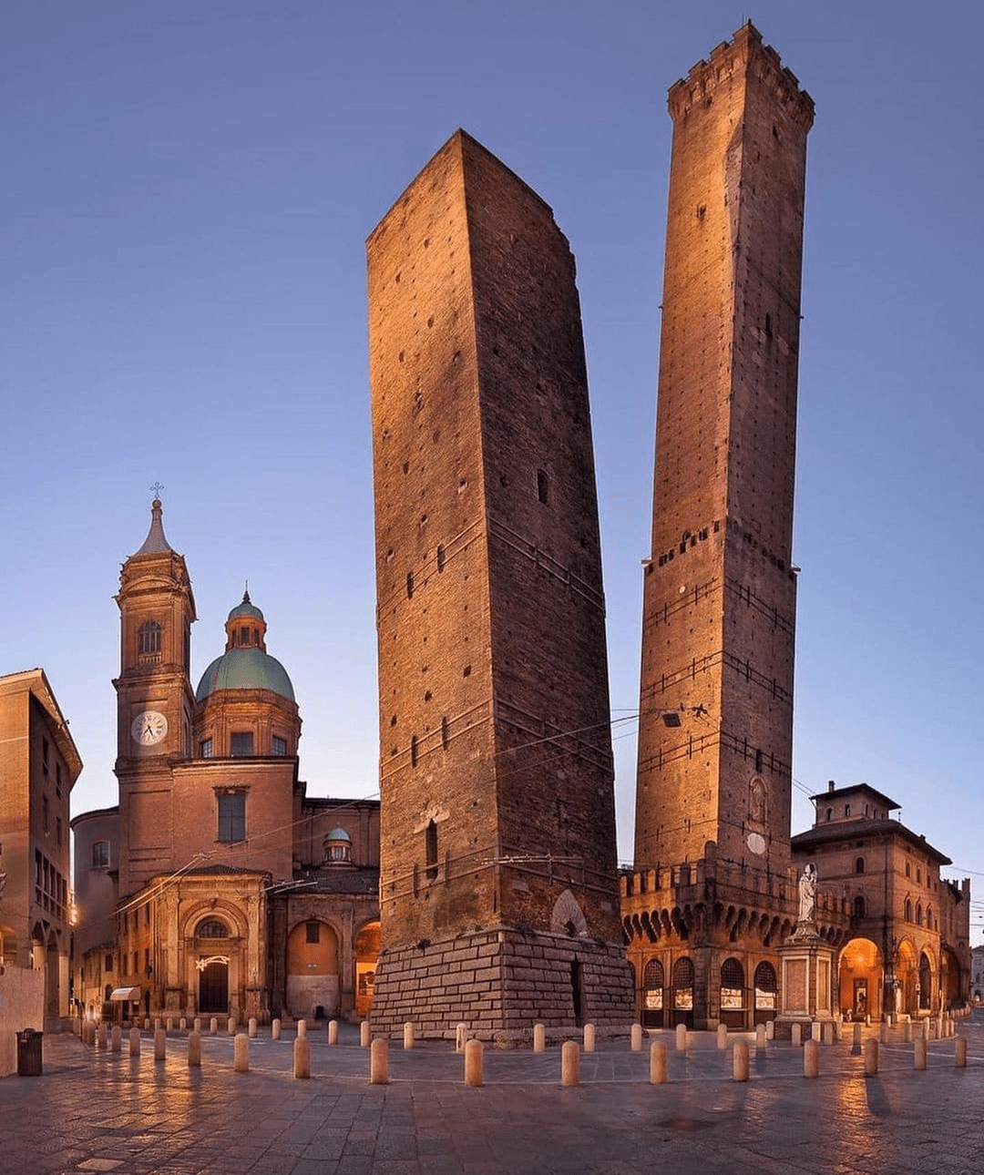 The twin towers of Bologna in Italy. r/architecture