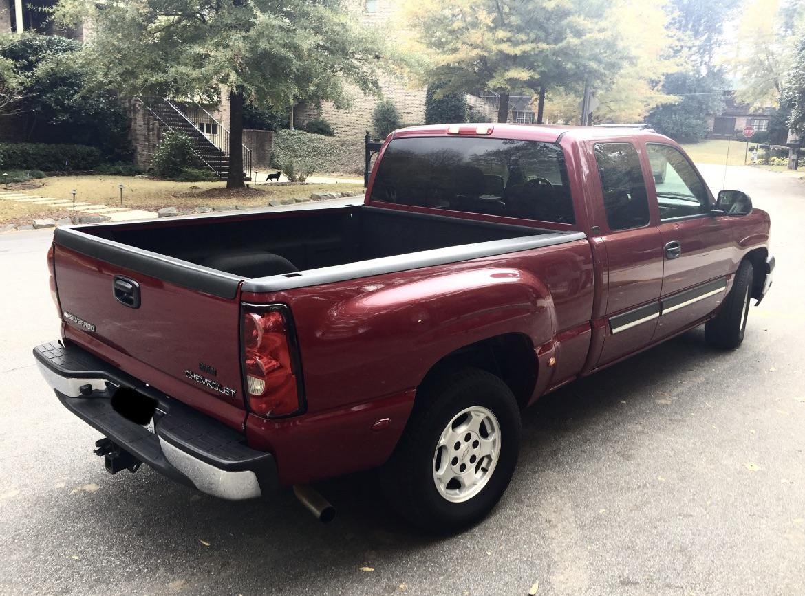 What is up with this truck? It’s not a dualie but it’s trying to look