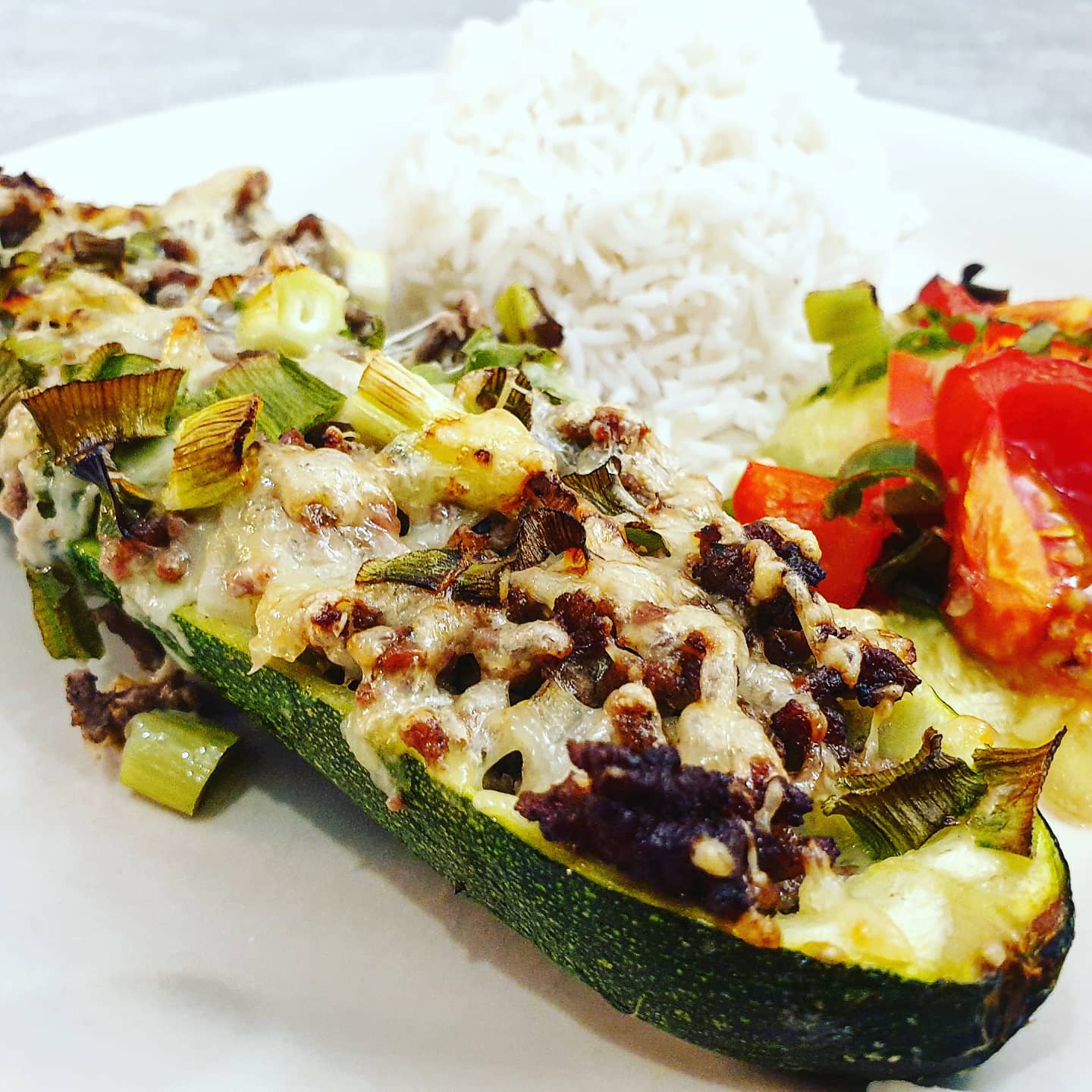 Gefüllte Zucchini mit Hackfleisch und Reis Kochen