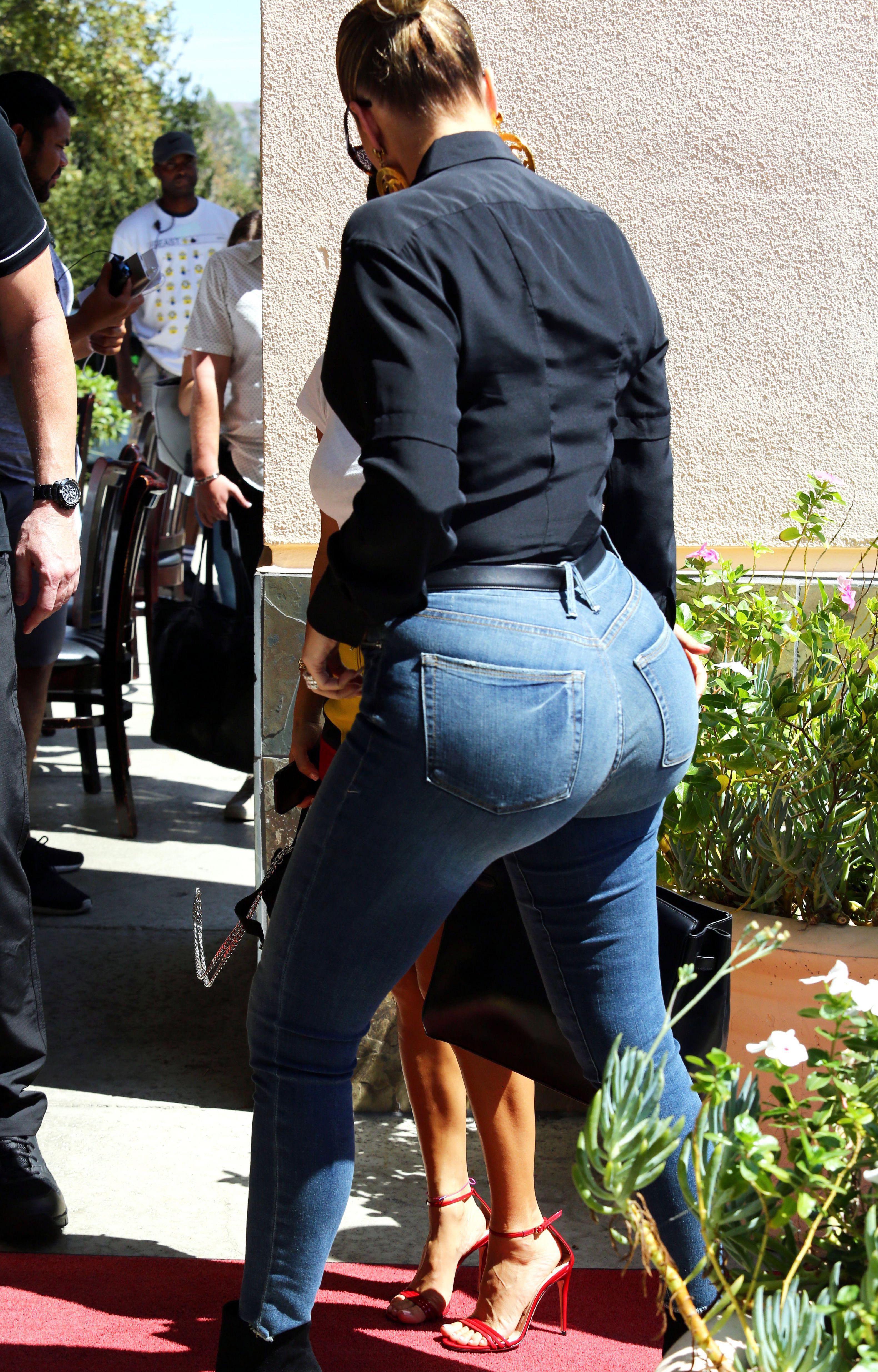 She needs that huge booty anal dp’d : KardashianFam