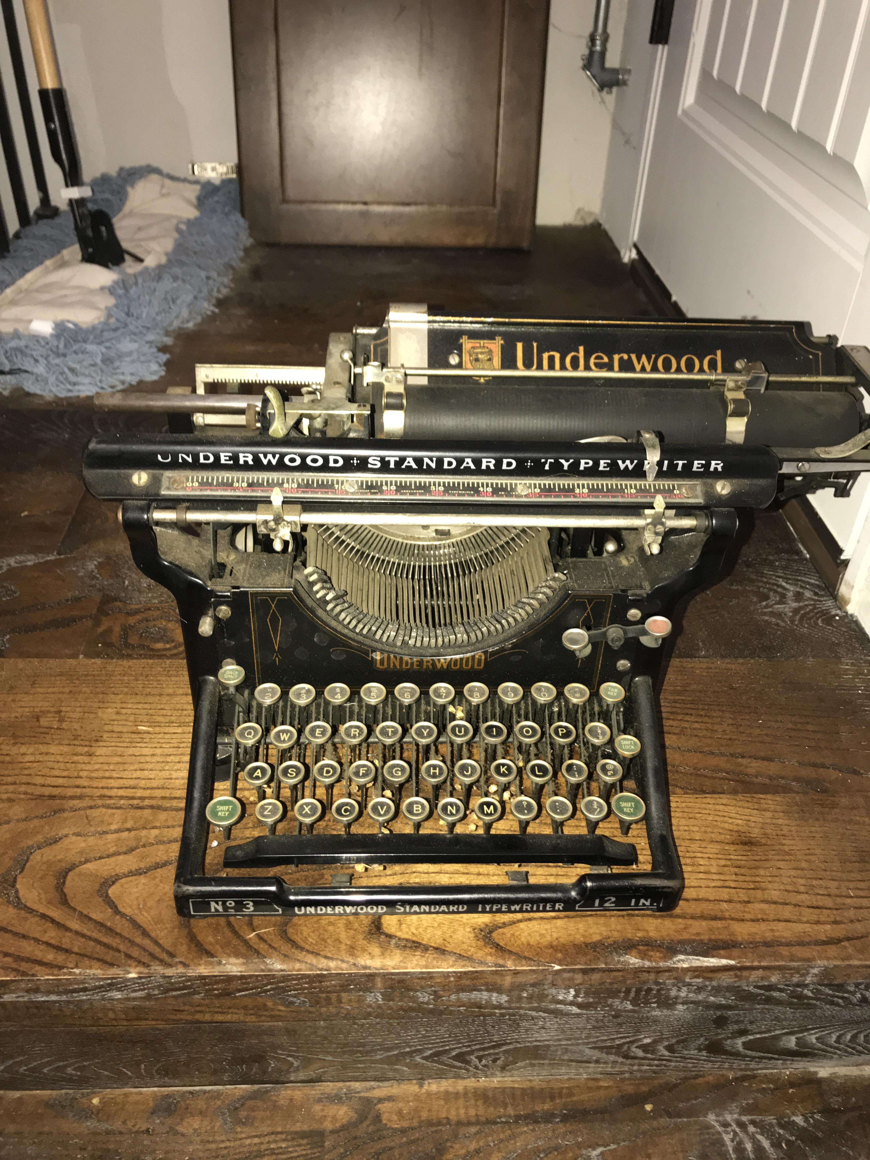 Anyone know anything about this old thing? r/typewriters