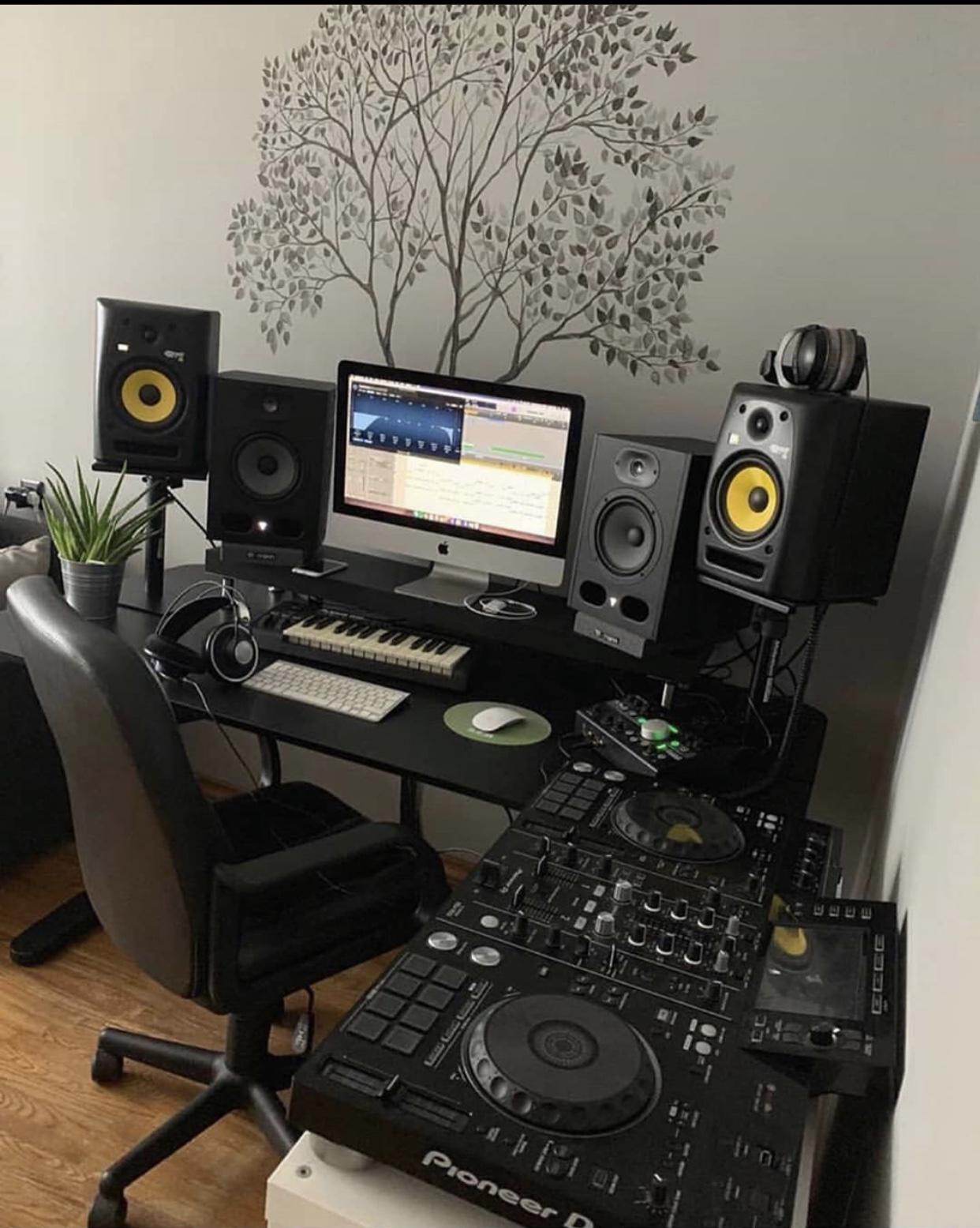 Where can I find this music production desk? r/musicproduction