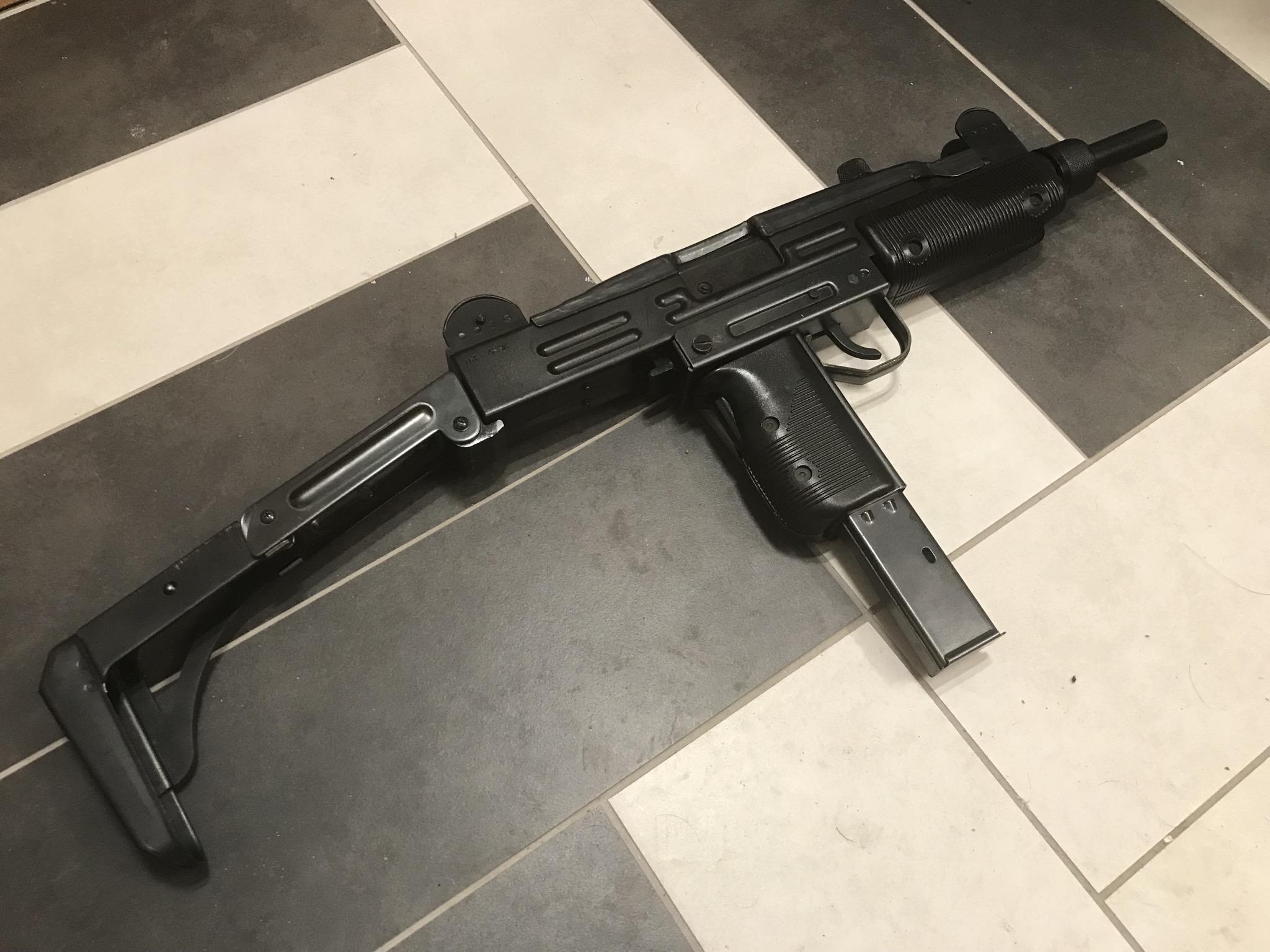 A nice full metal Uzi r/airsoft