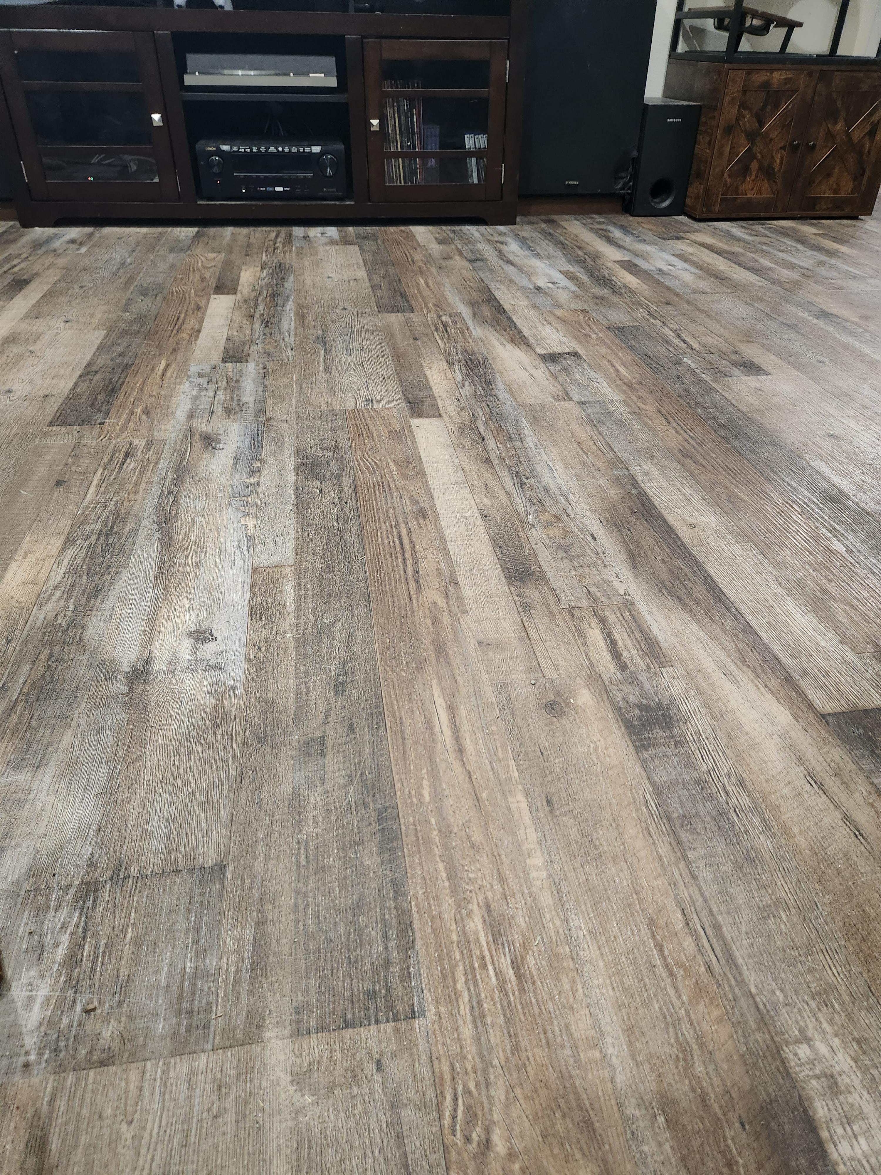 Help identifying vinyl flooring? ・ popular.pics ・ Viewer for Reddit