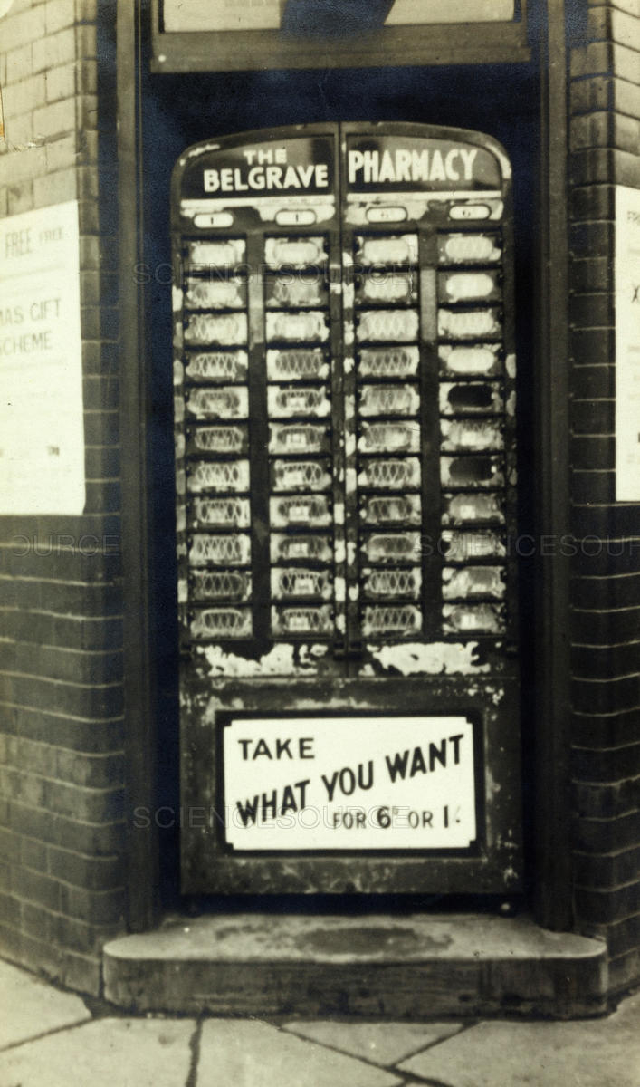 Birth control vending machine, England, Leicester, 1932 r/dragonutopia