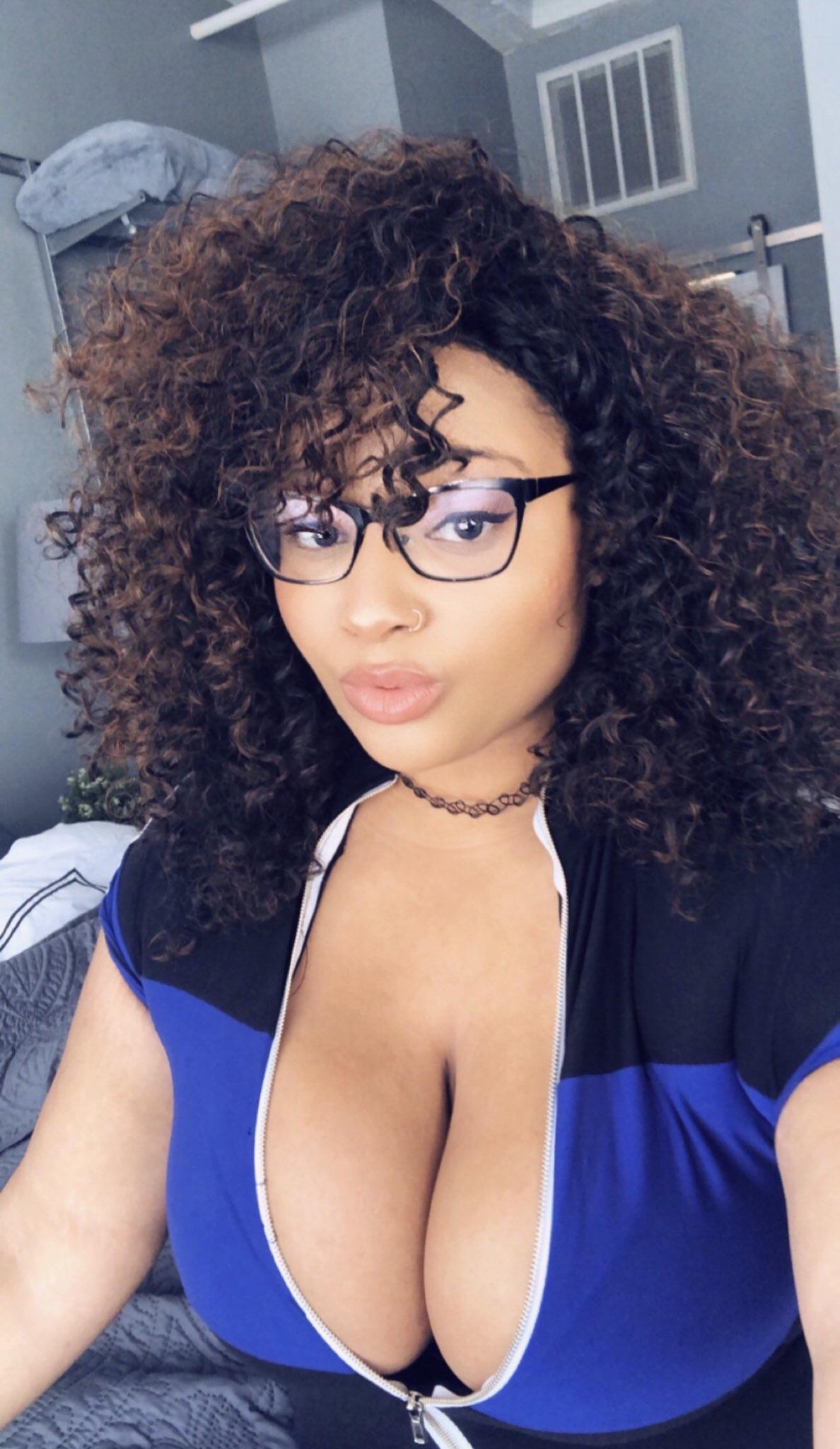 Big tits and curly hair : Ebony