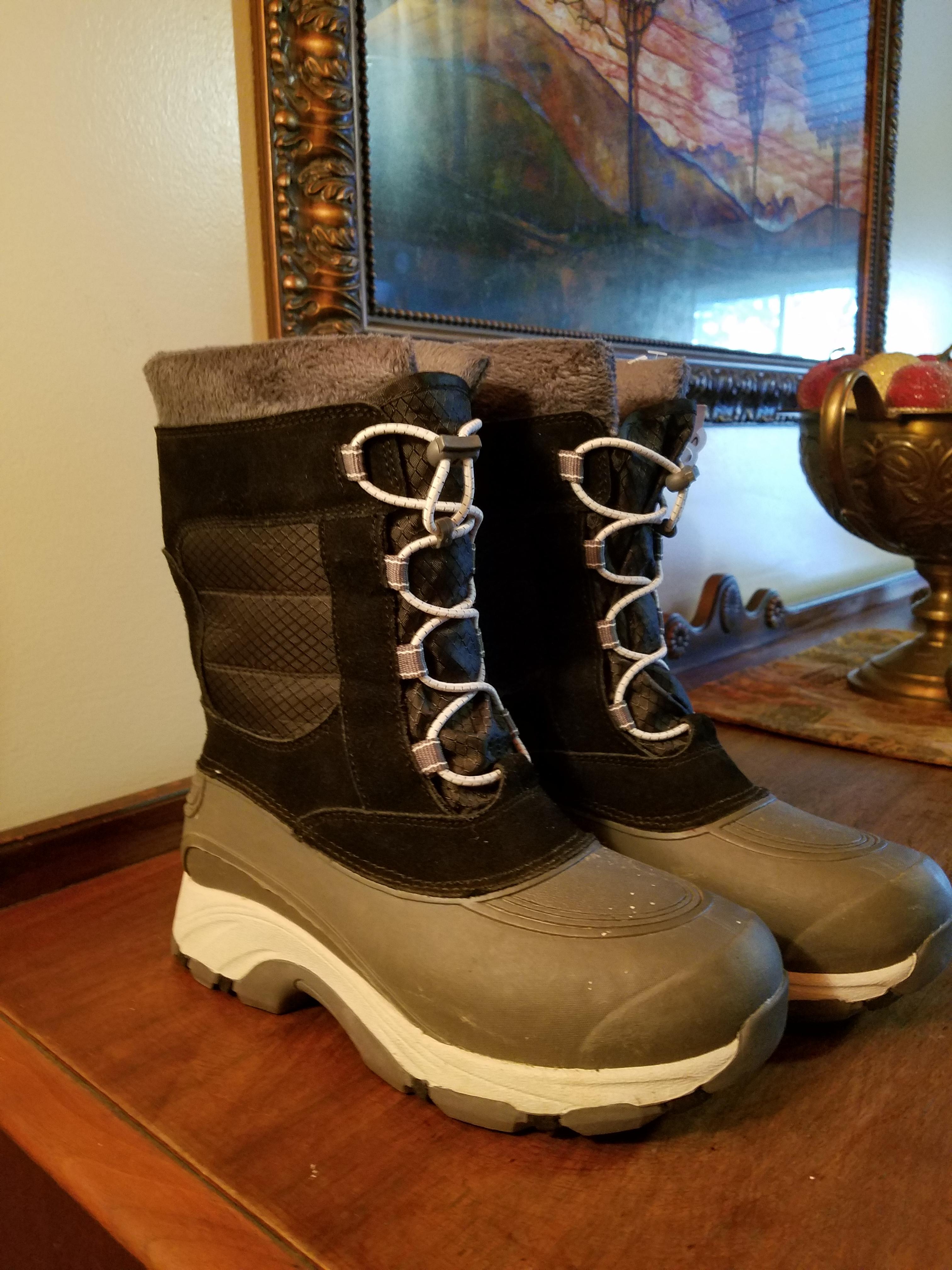 Brand new pair of Lands End women's snow boots for 10.00 at the