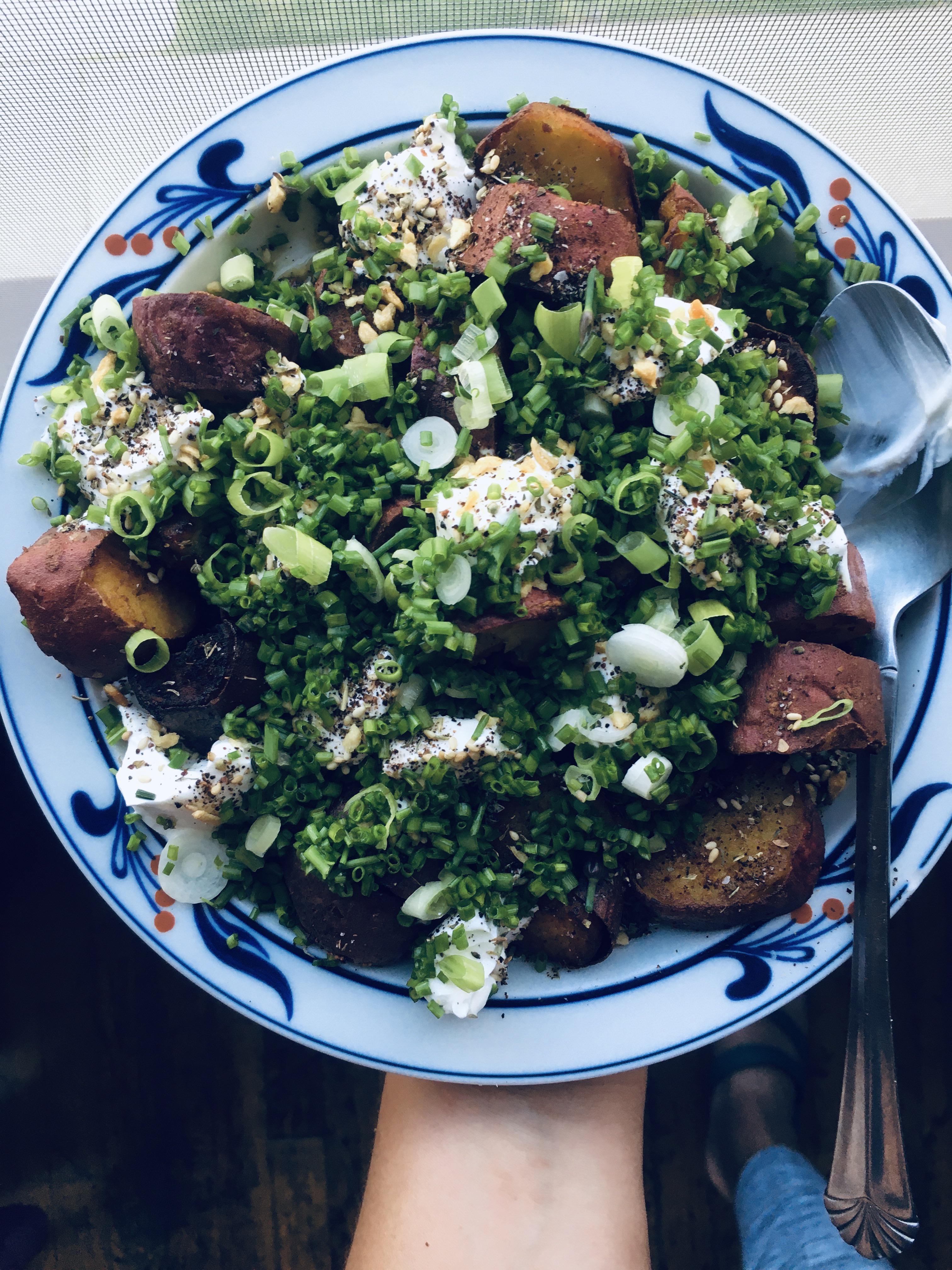 [homemade] crispy yams with Za’atar, sour cream, herbs and fried garlic
