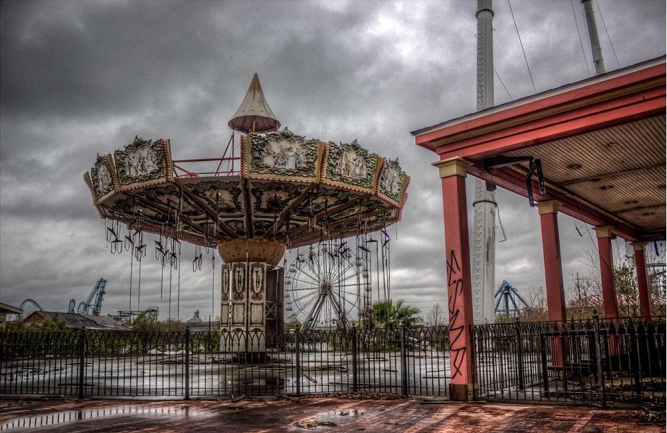 Abandoned Amusement Park [962x641] r/AbandonedPorn