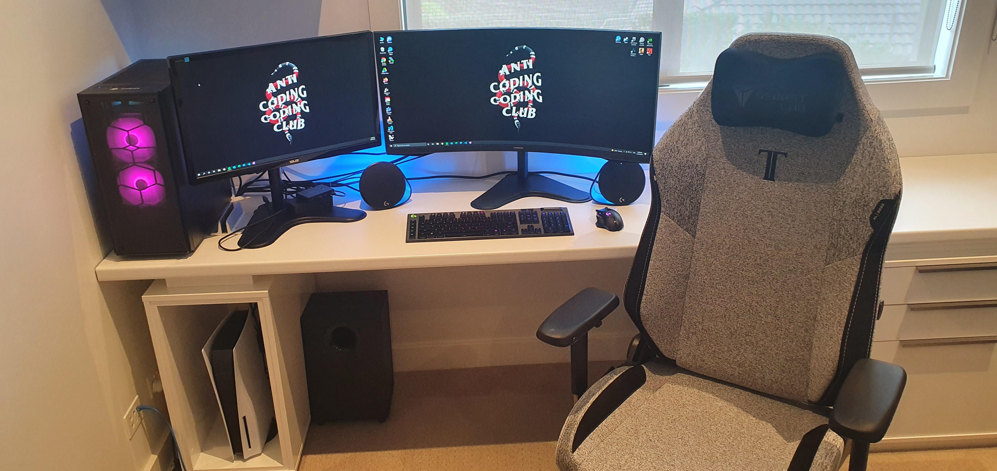 Finally completed the new setup with the Secretlab chair r/secretlab