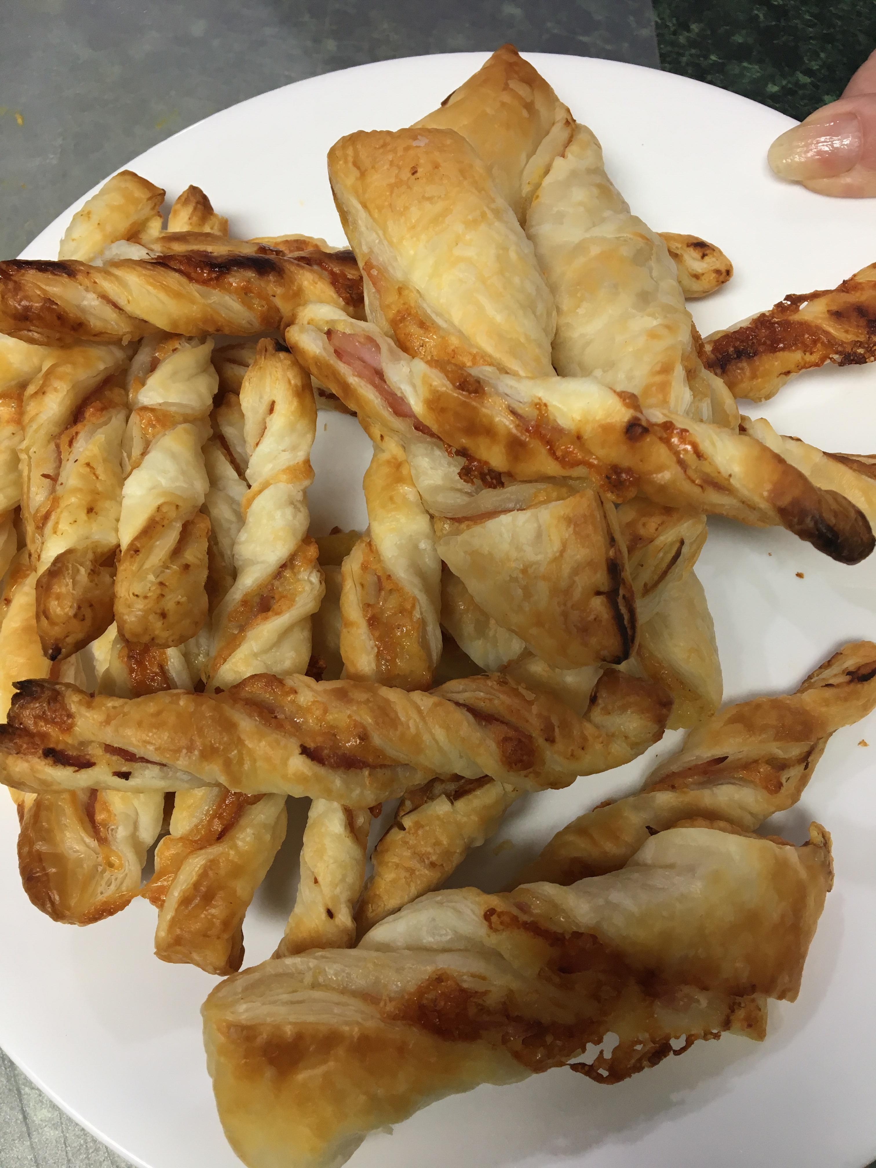 [Homemade] Ham, Cheese and Dijon Mustard Puff Pastry Twists r/food