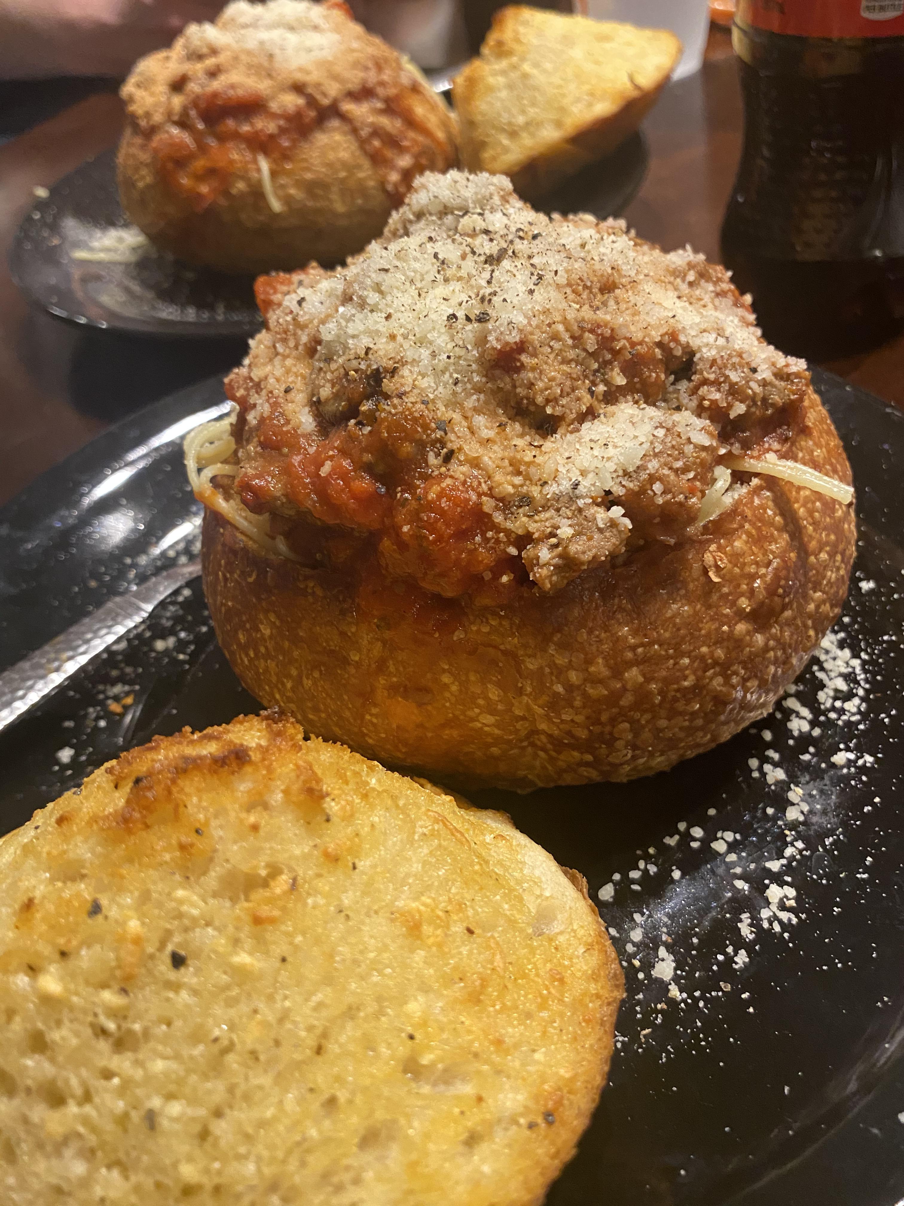 Spaghetti Garlicbread bowl. r/FoodPorn