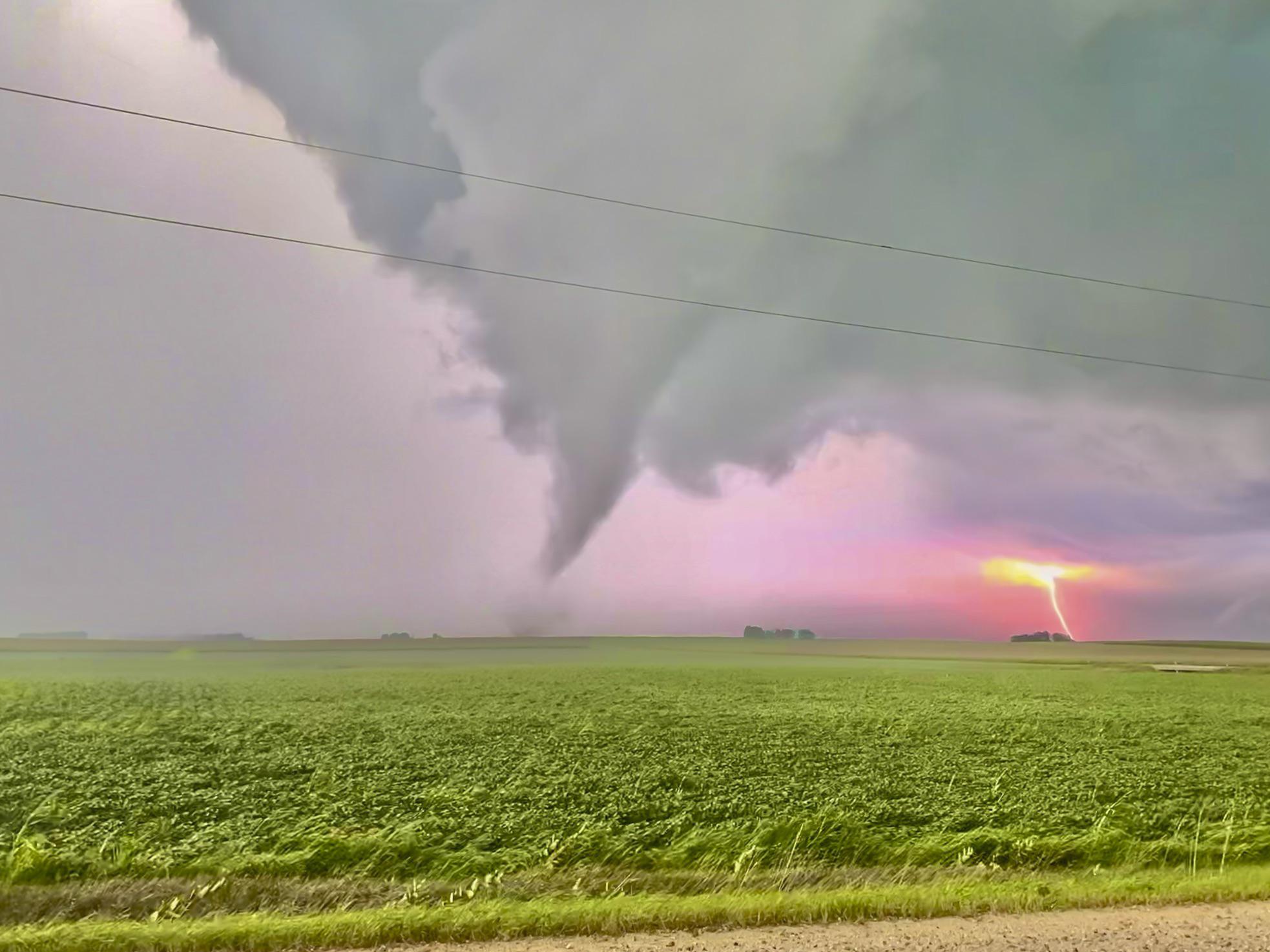 Saw my very first tornado the other week! Marble Rock, IA 8/27/21 r