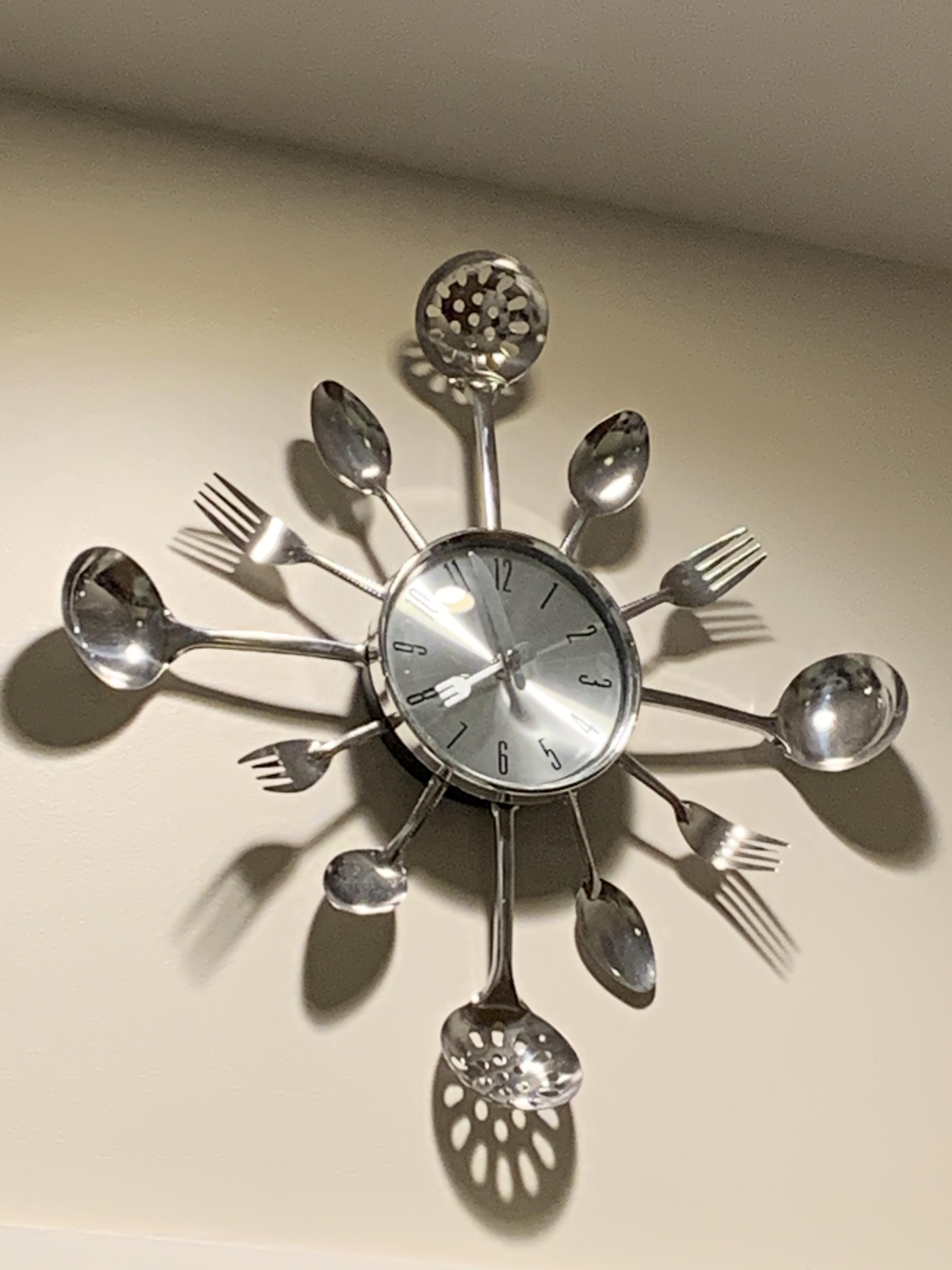 This functional clock made out of cookware... r/DiWHY