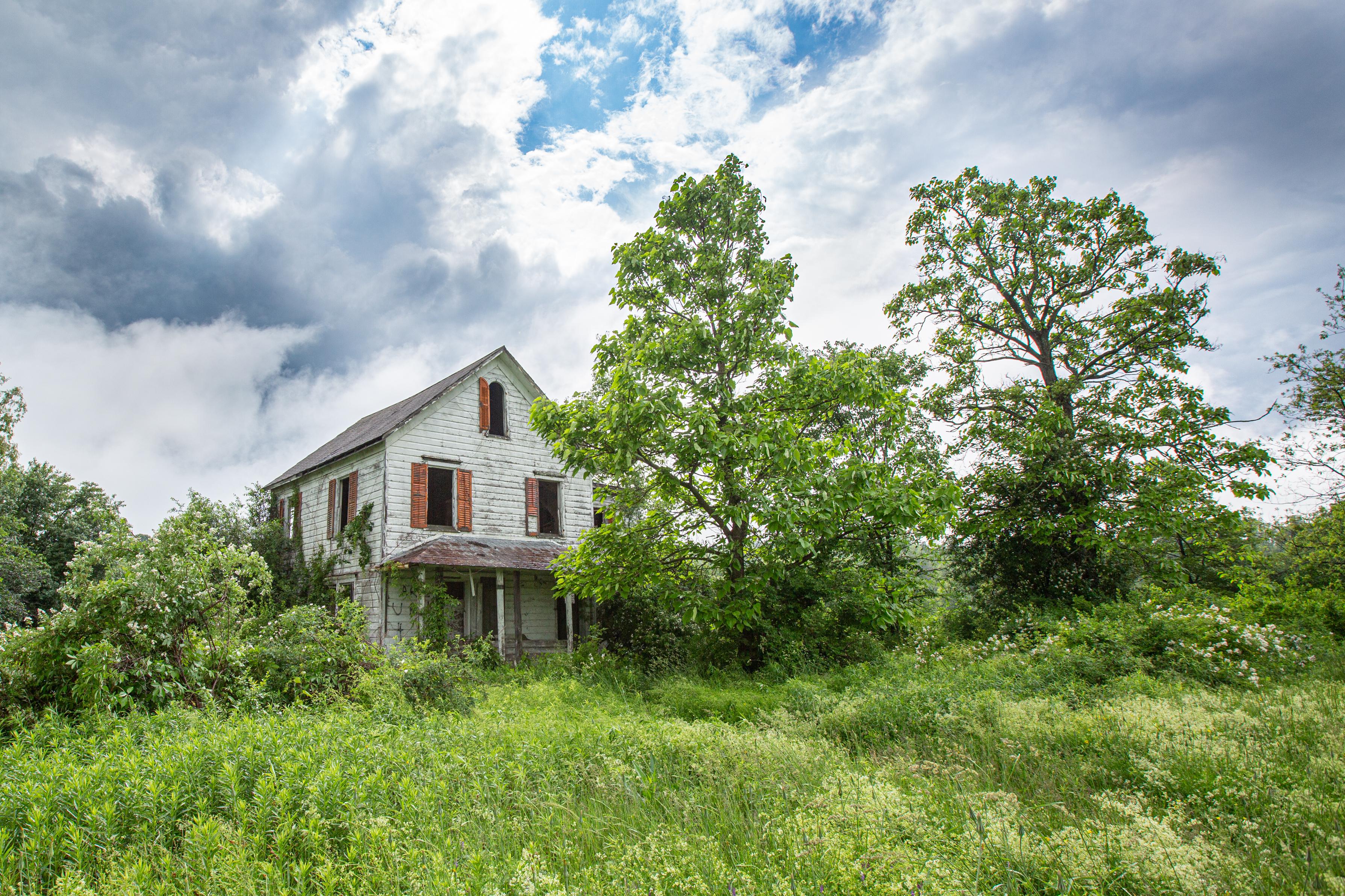 Stumbled upon an abandoned farmhouse after a different photo shoot