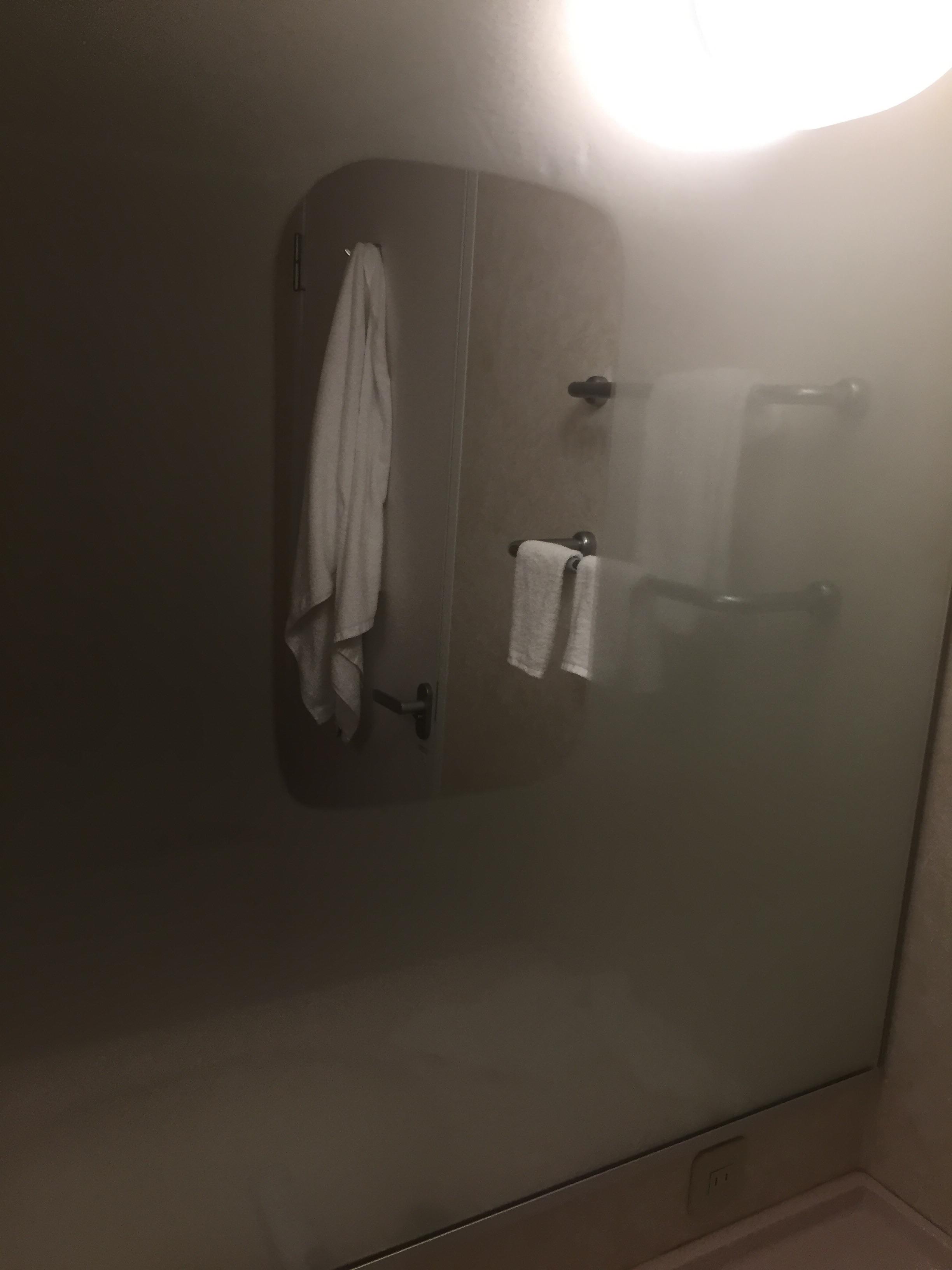 One section of this bathroom mirror doesn’t fog r/mildlyinteresting