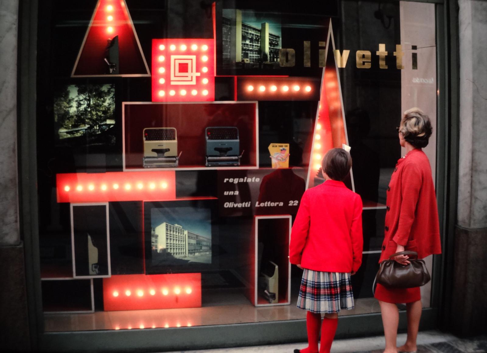 Typewriter store window display, NYC, 1960s r/TheWayWeWere