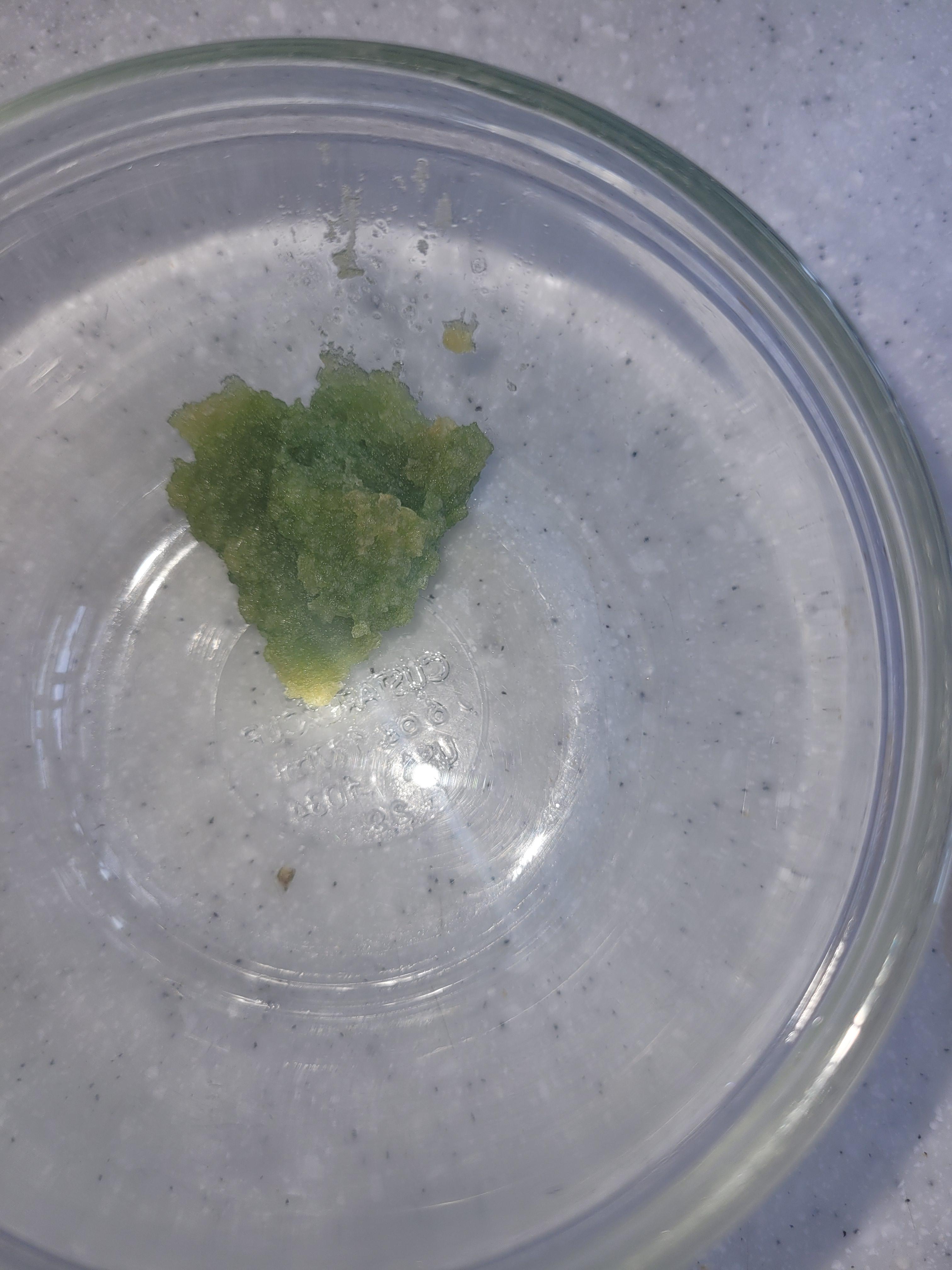 My minced garlic turned green overnight. r/mildlyinteresting