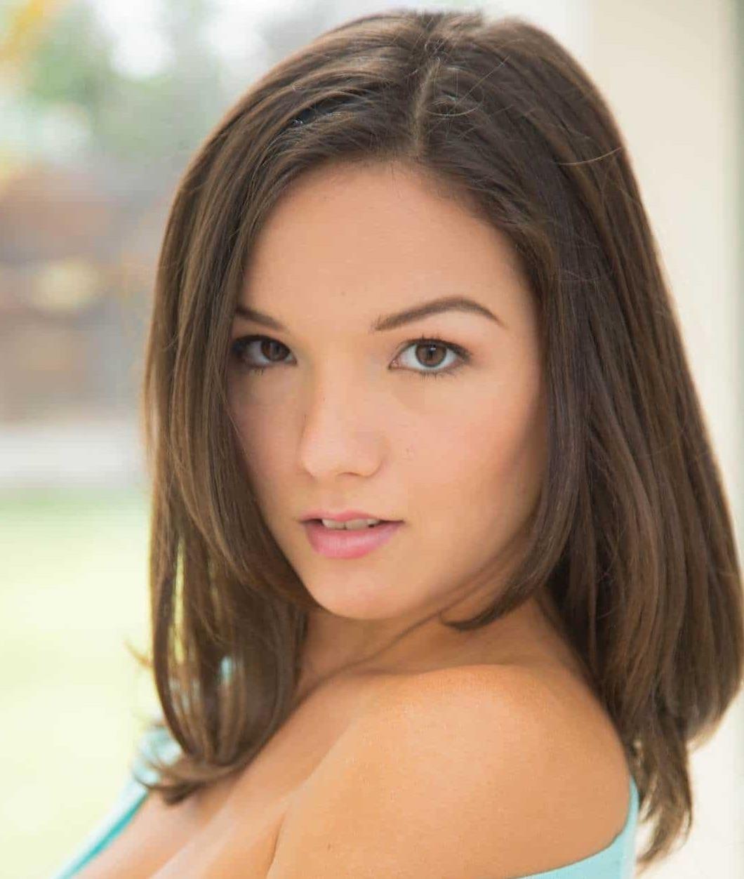 Shae Summers : FamousFaces