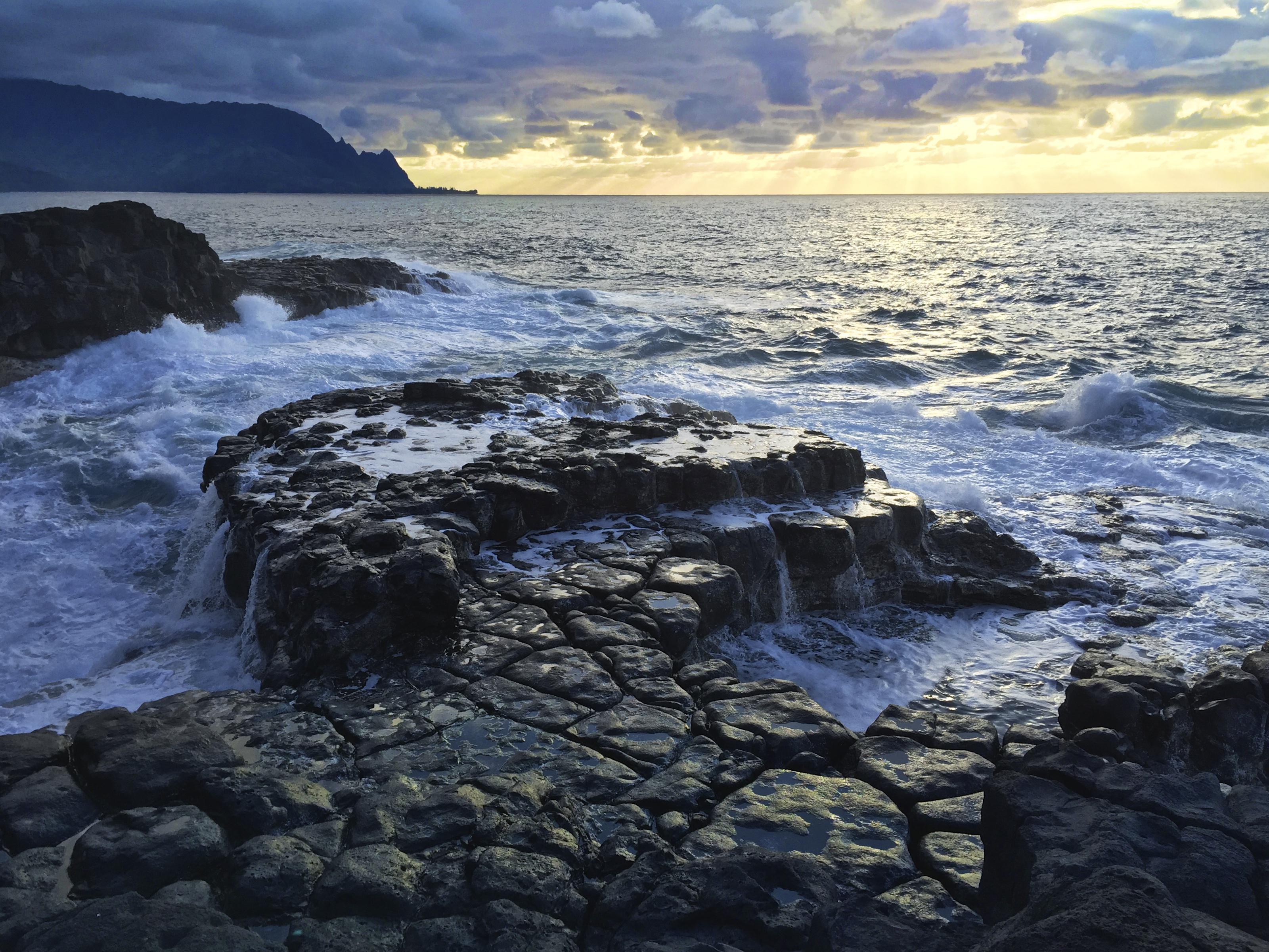 Incredible sunset behind Queen's Bath on Kauai, HI [3200 x 2400][OC
