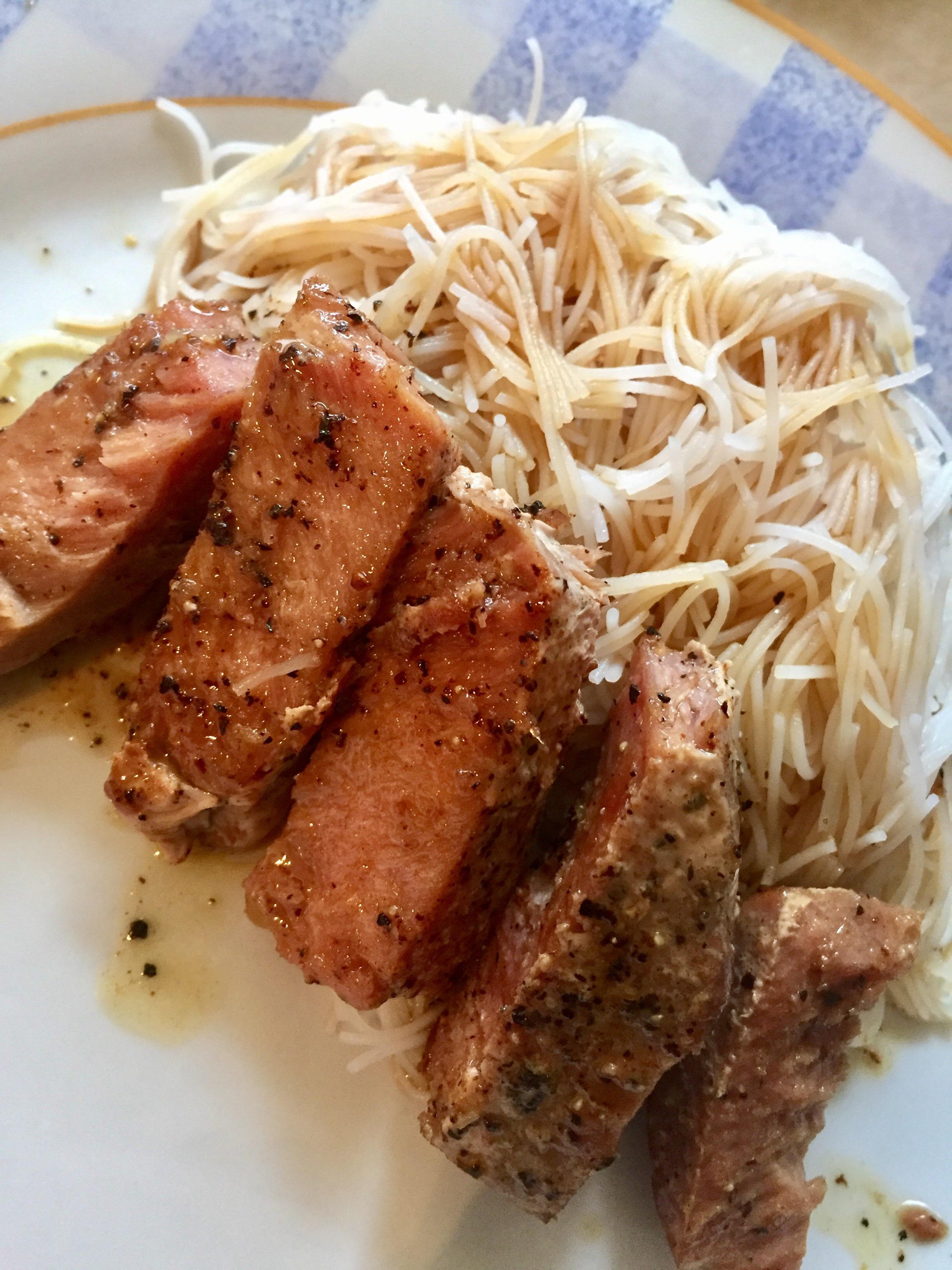 [Homemade] Grilled tuna steak in lemon, cayenne pepper, garlic sauce