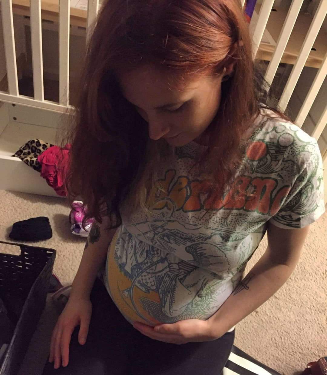 Pregnant redhead : PreggoPorn