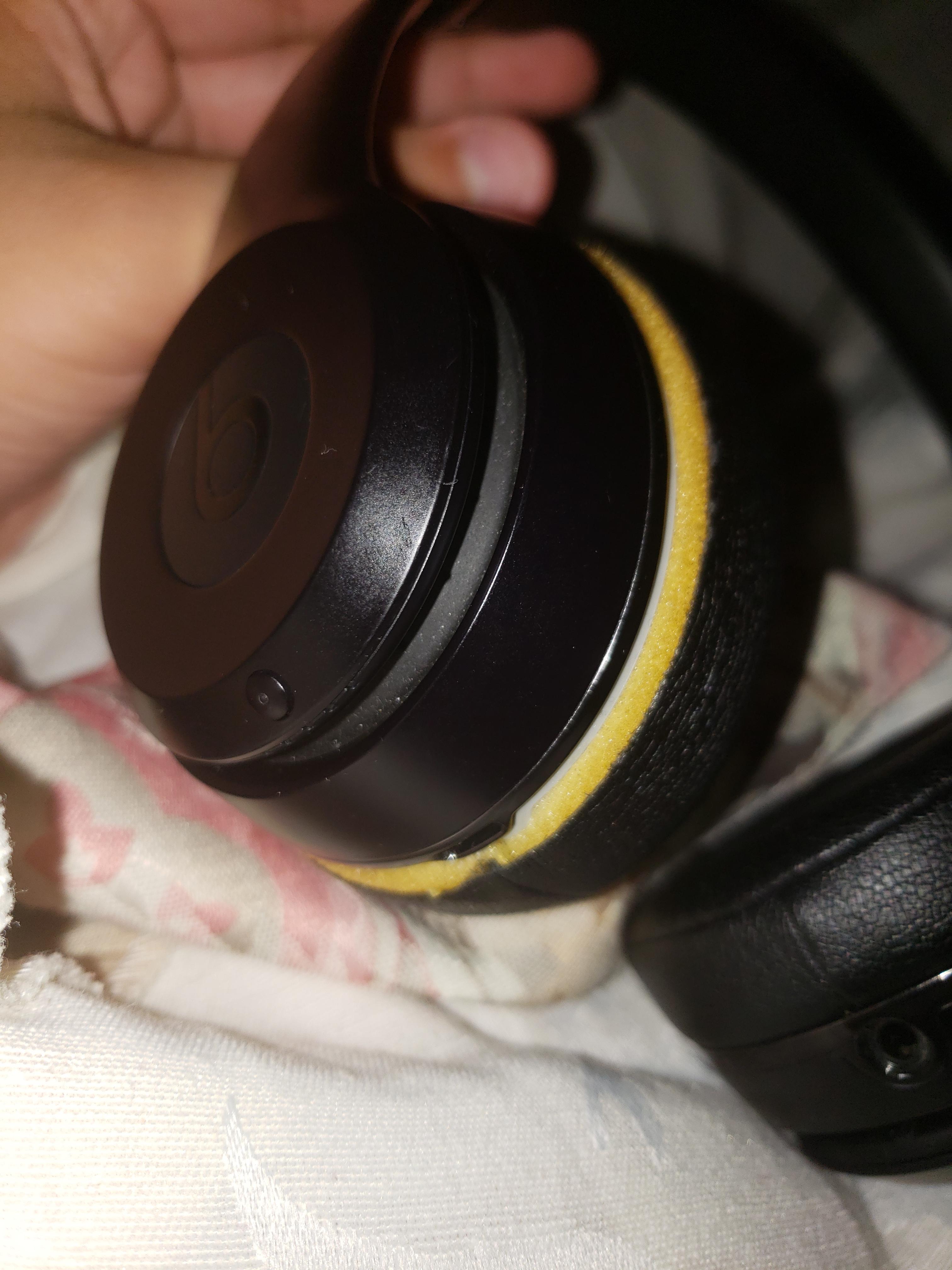 How can I fix this? Does it also effect quality? (Beats Solo 3) r