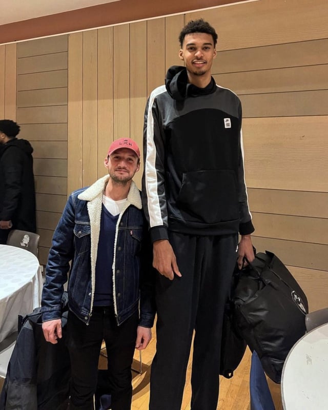 7,2 NBA Prospect Victor Wembanyama next to a 5,7 man r/AbsoluteUnits