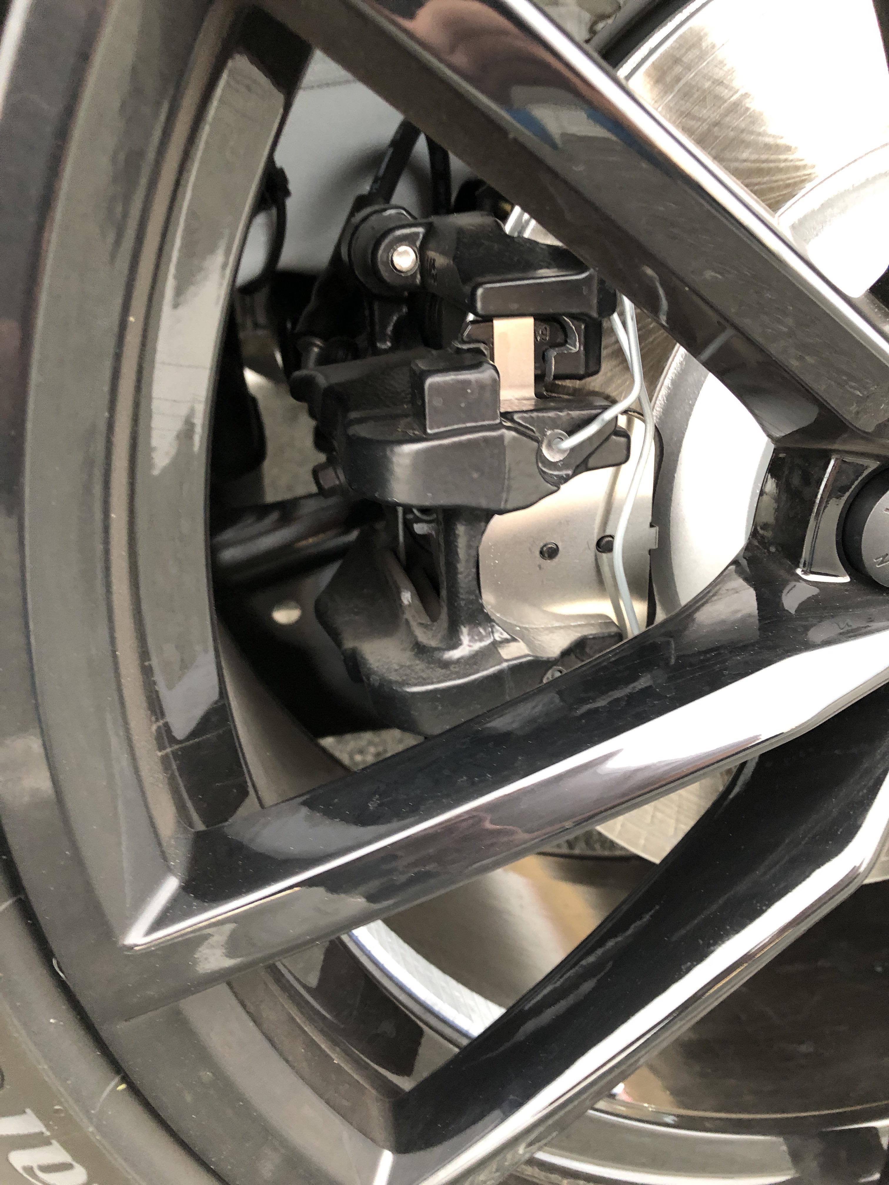 Rear brake pads came like this stock from the dealer. Is this normal? r/Golf_R