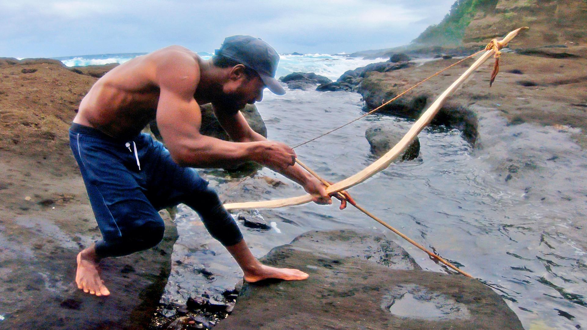 BOWFISHING with DIY Bow and Arrow. We caught some reef fish and did a
