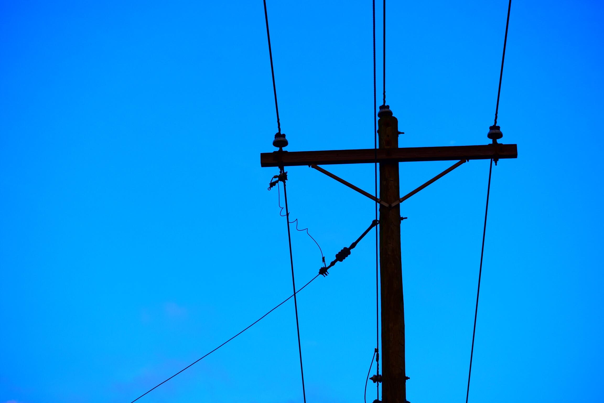 Simple photo of a power line near my house r/pics