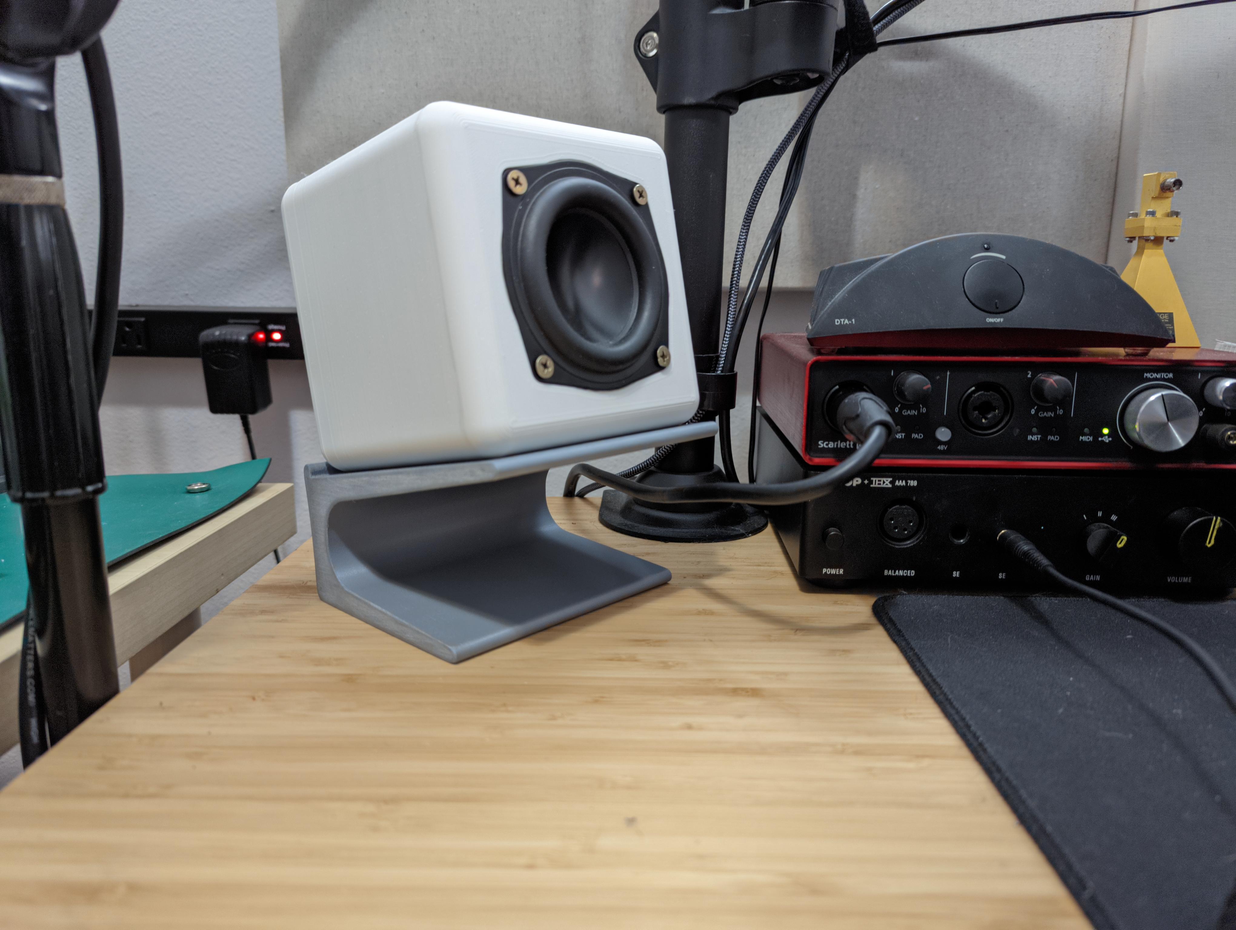 Anyone here do 3DPrinting? My desk setup with printed speaker stand I'm calling wavetable