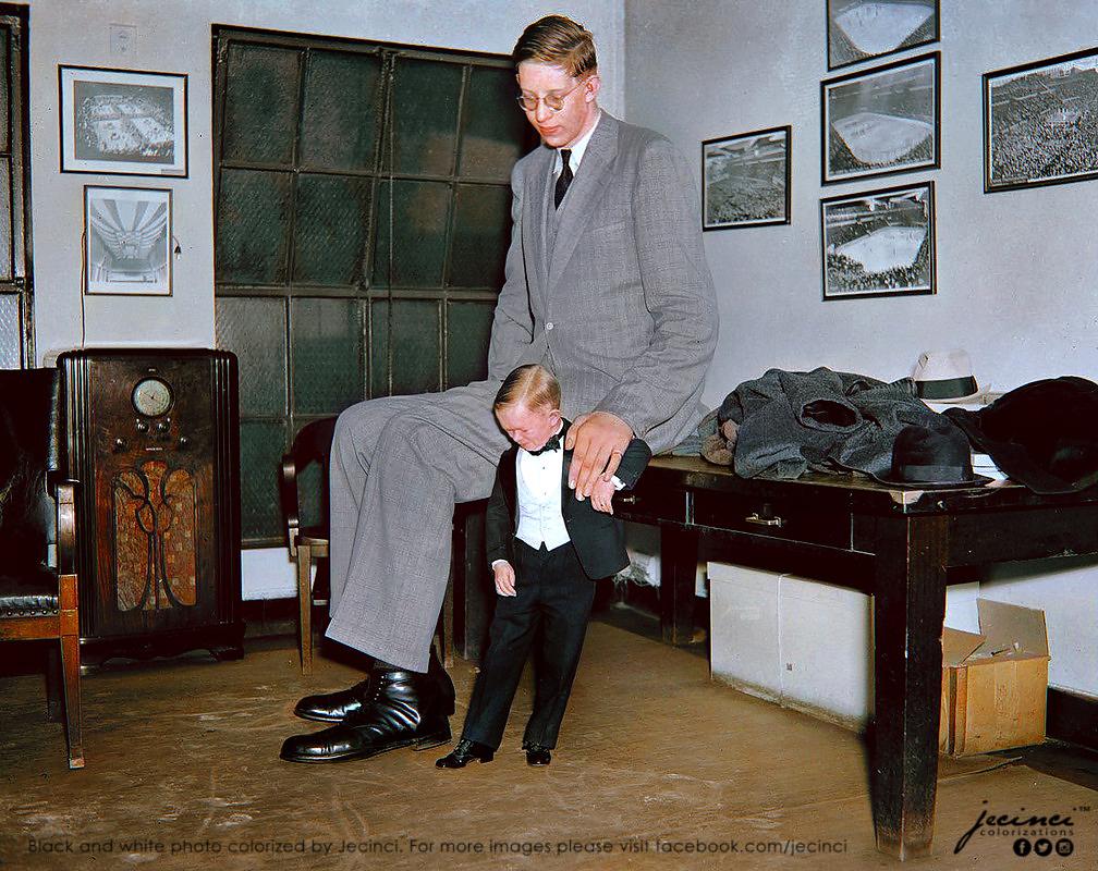 The Tallest (8 ft 11.1 in / 2.72 m) & The Smallest person (2 ft 4 in