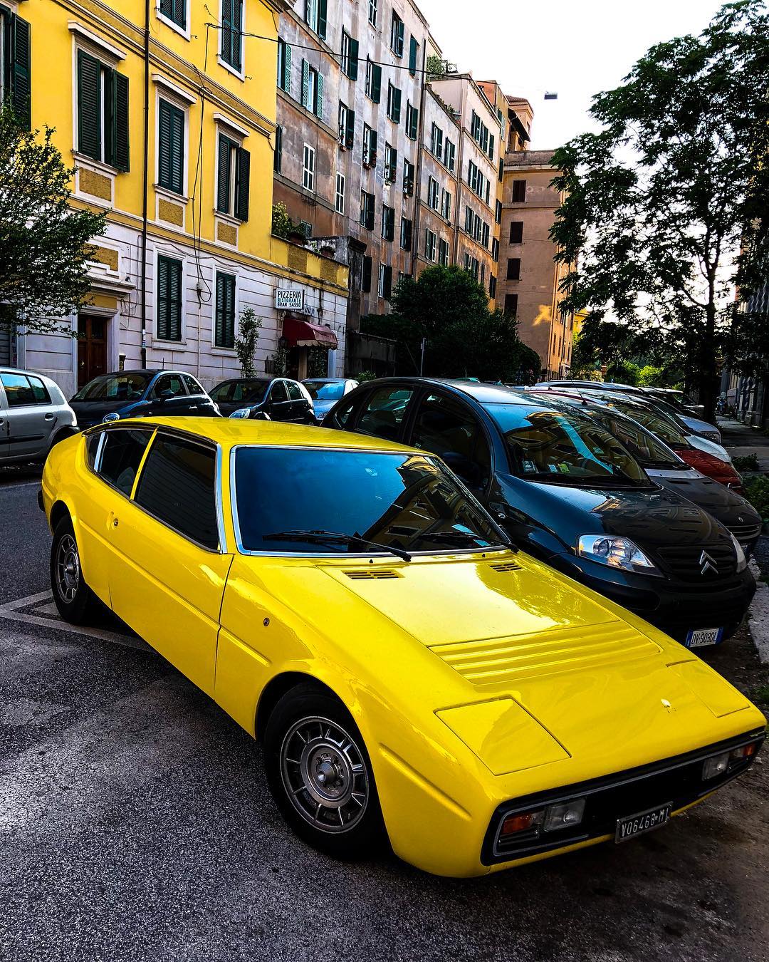 What car is this? (70s italian 2+2).. I looked at many italian cars on