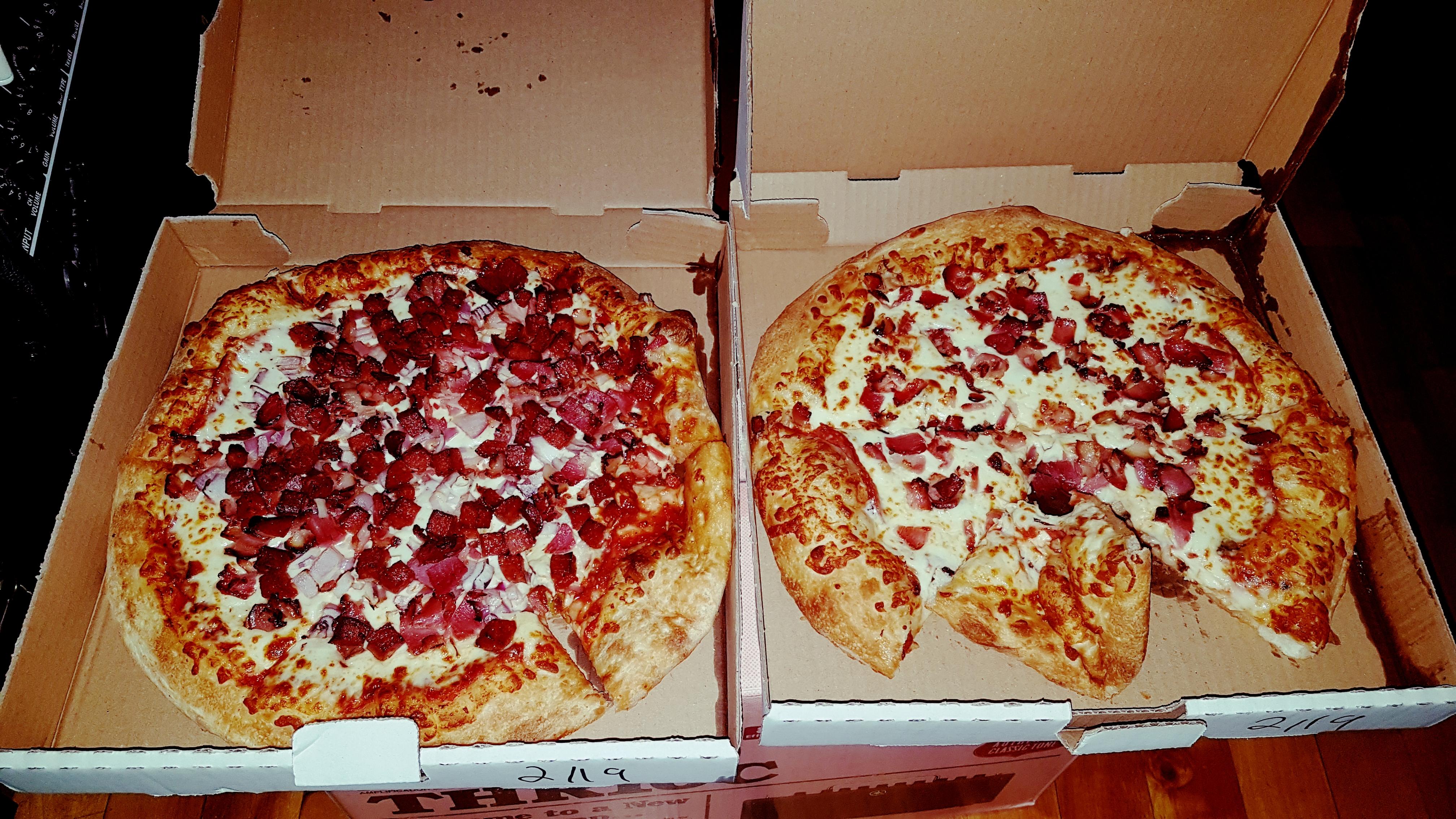 [I ate]Montreal takeout pizza. r/food