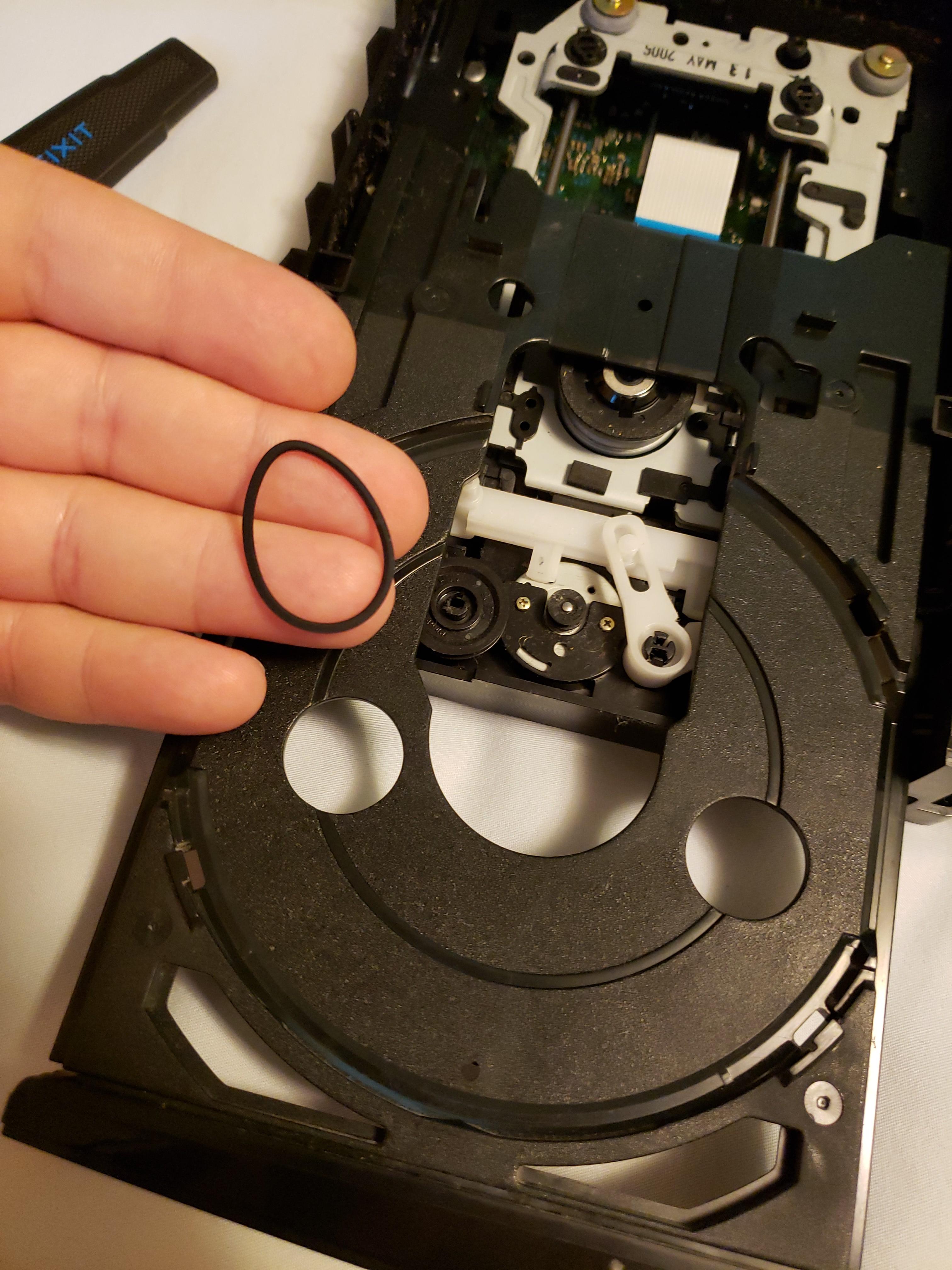 Replacing the dvd drive belt in my Original Xbox due to the drive not