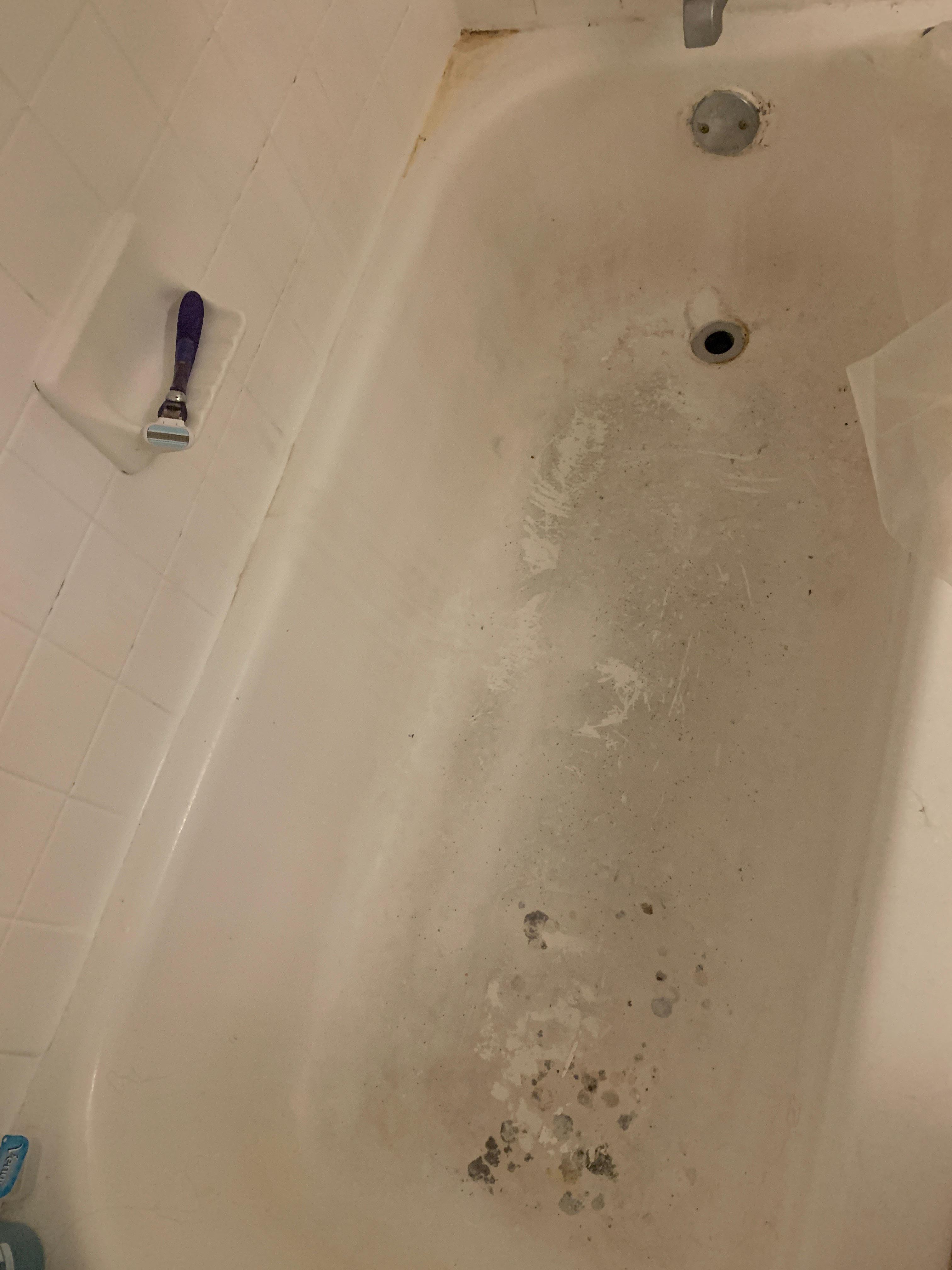 How would you go about cleaning this bathtub? r/CleaningTips