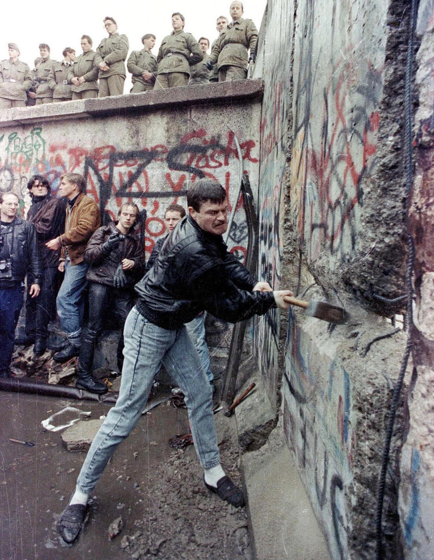 Gunther Fok Smash the Berlin Wall r/formuladank