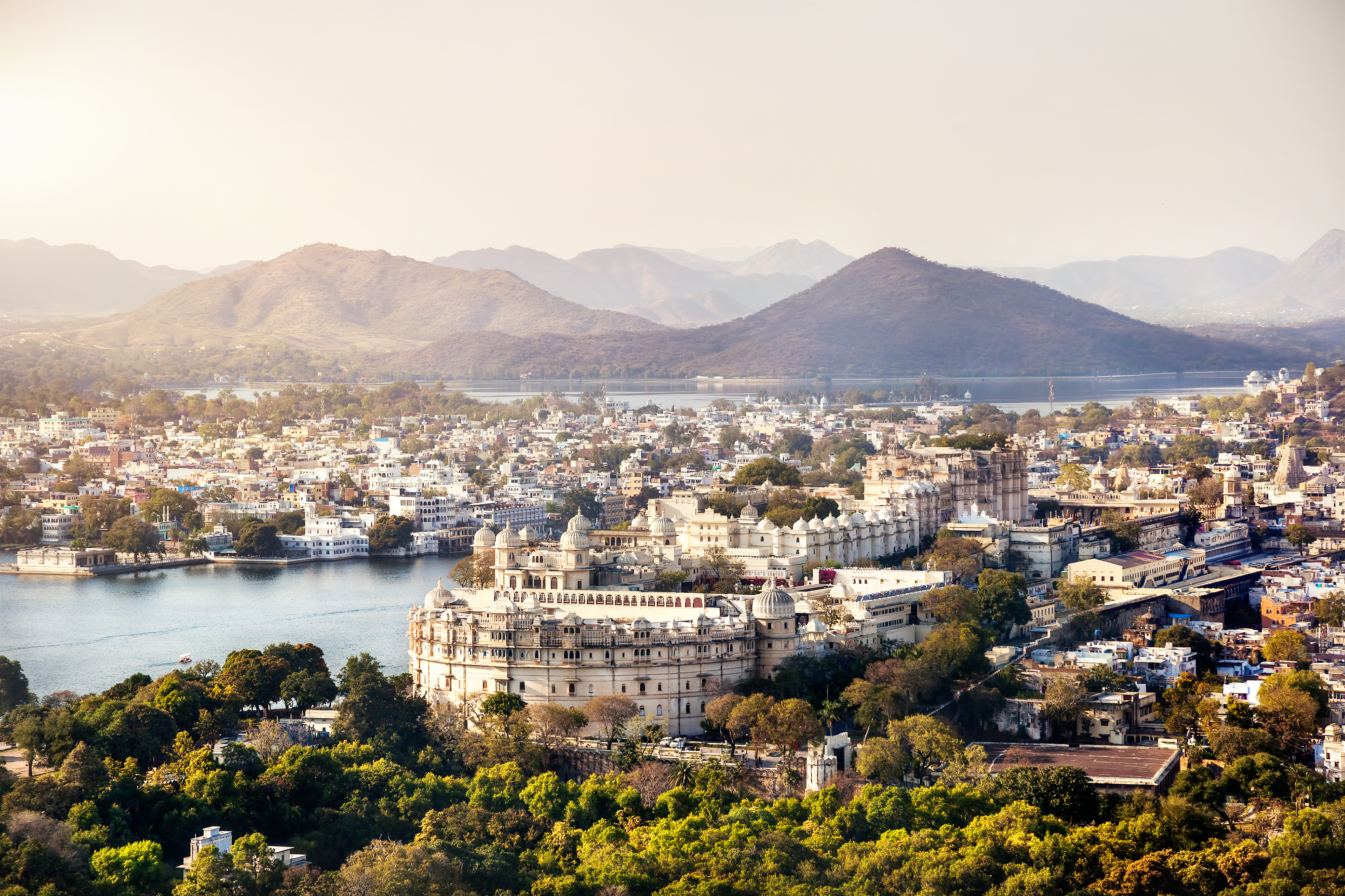 Udaipur, India with City Palace Lake View r/CityPorn