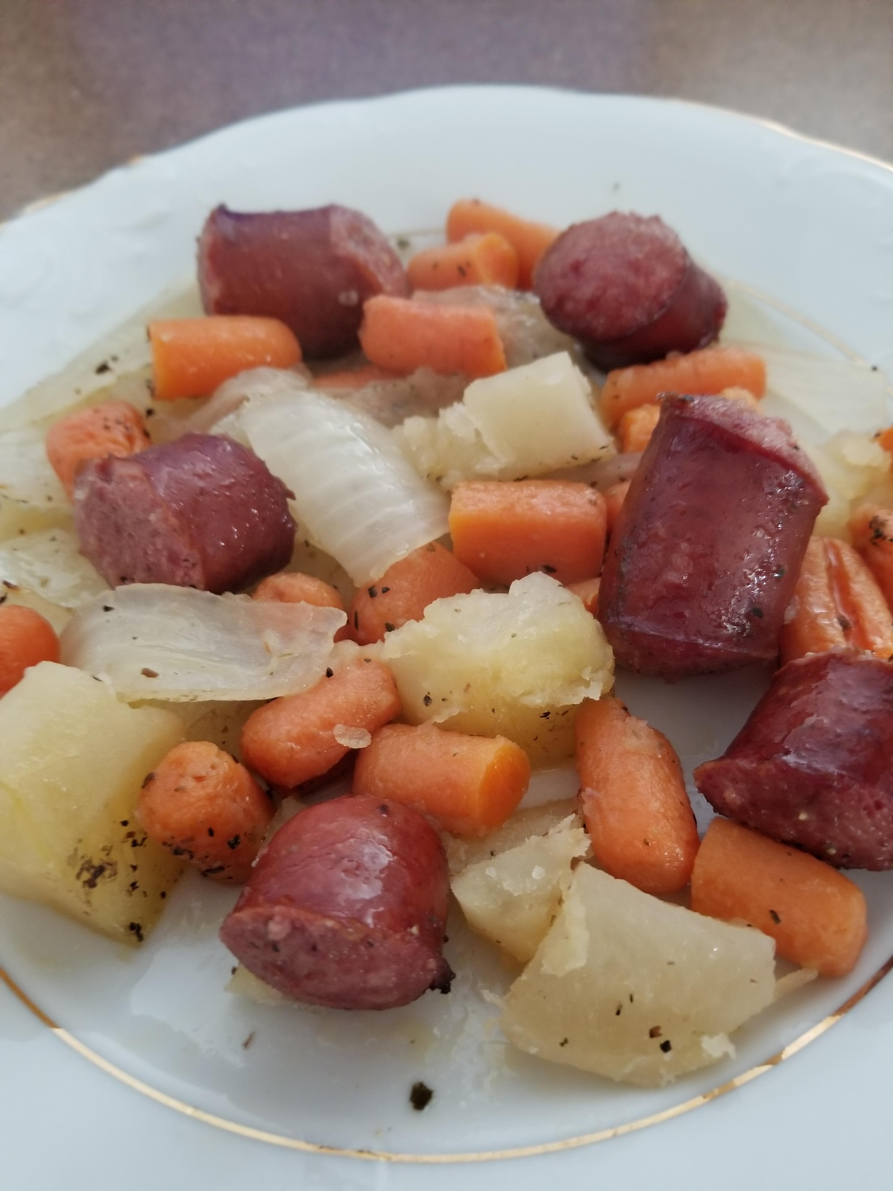 [HOMEMADE] Broiled sausage potatoes carrots and onions. Plain, but
