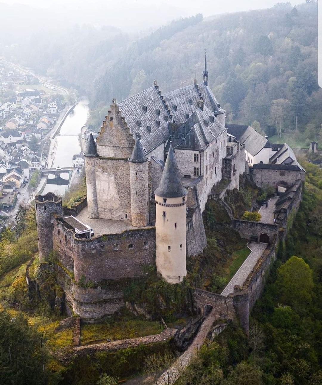 Vianden Castle, Luxembourg... 🇱🇺 r/ArchitecturePorn