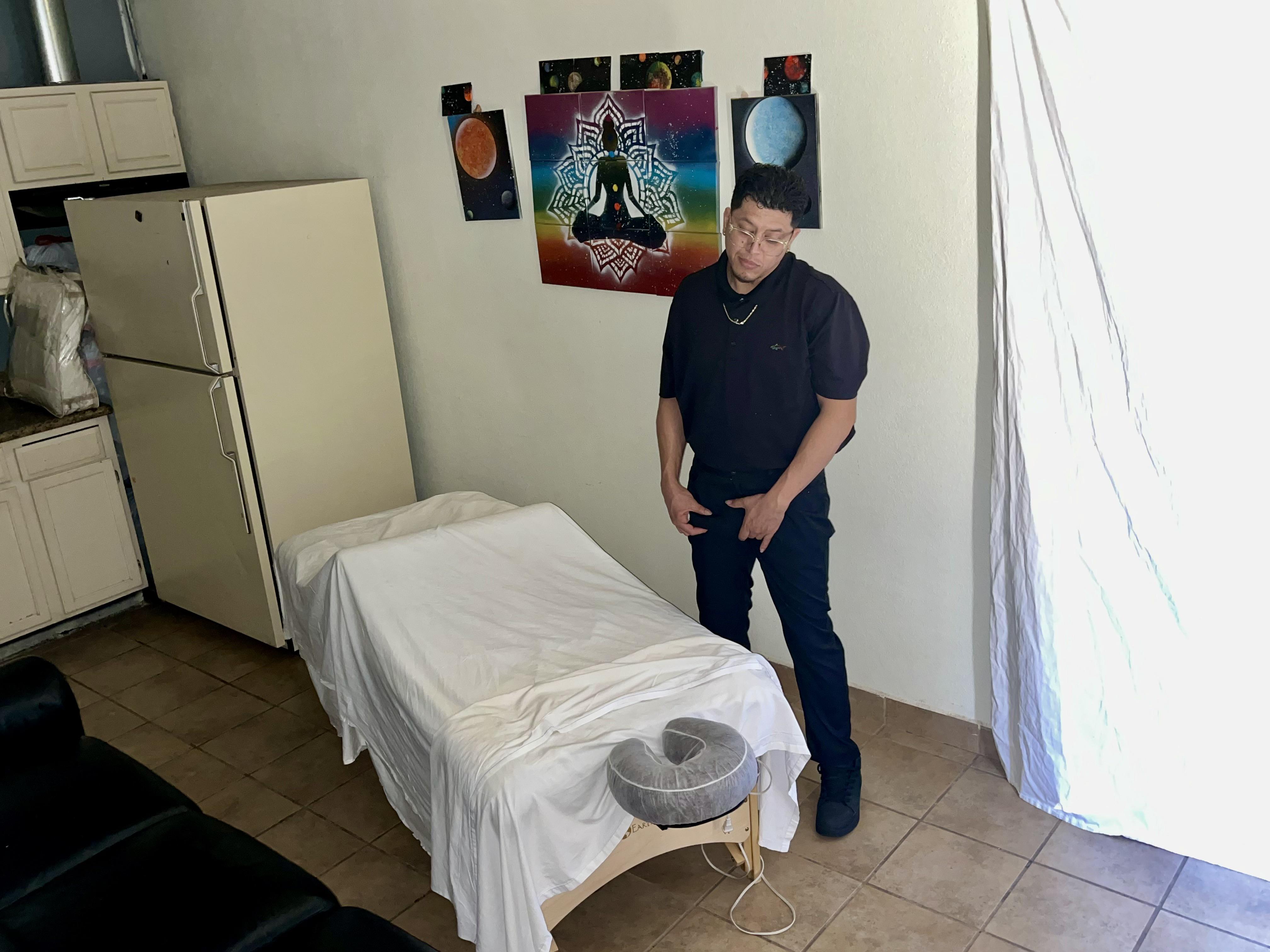 M4F/MF/FF sit on the couch and watch your GF/Wife get massaged and used : ArizonaCuckCommunity