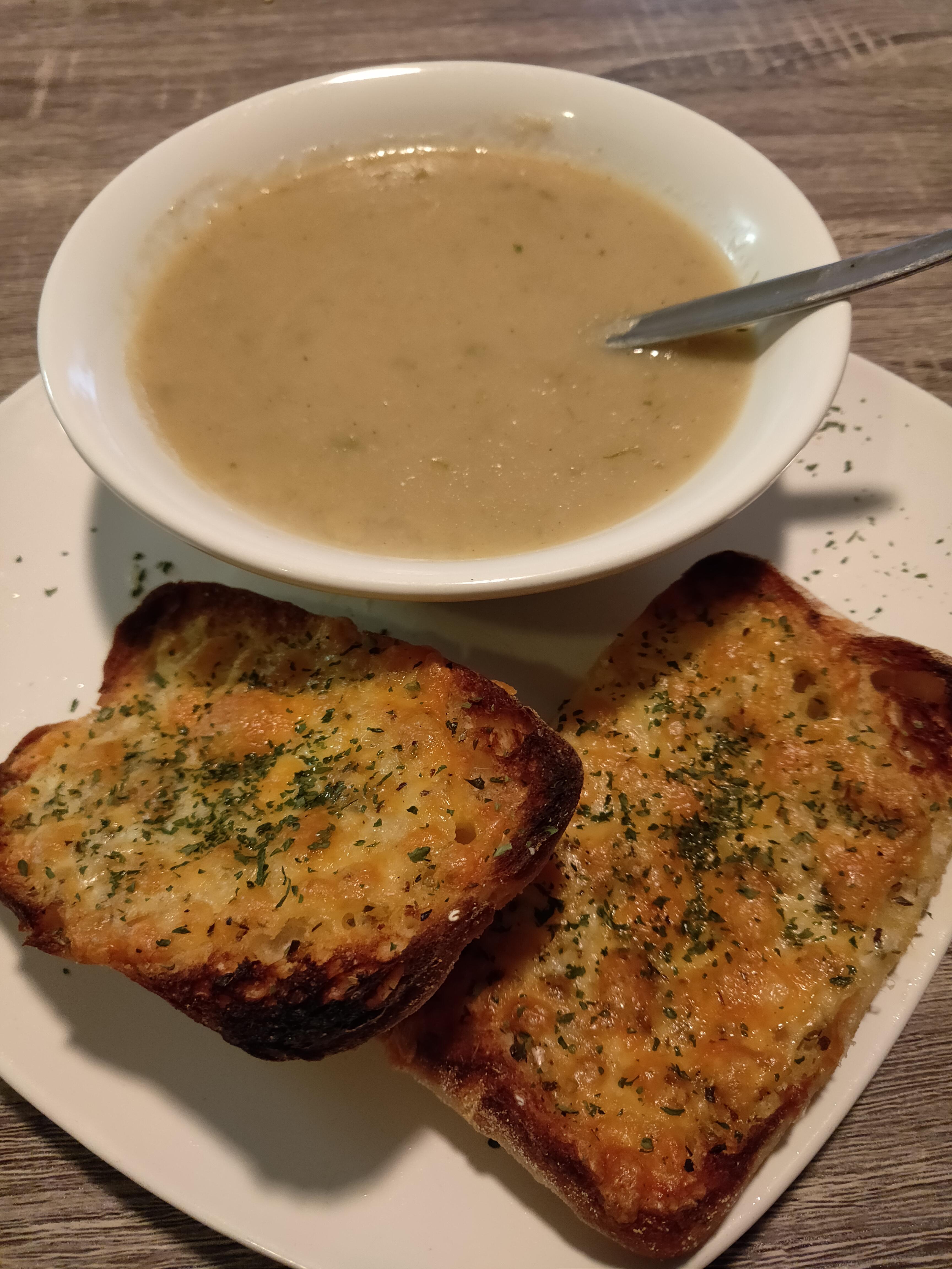 [homemade] Potato & Leek soup with cheesy garlic bread r/food
